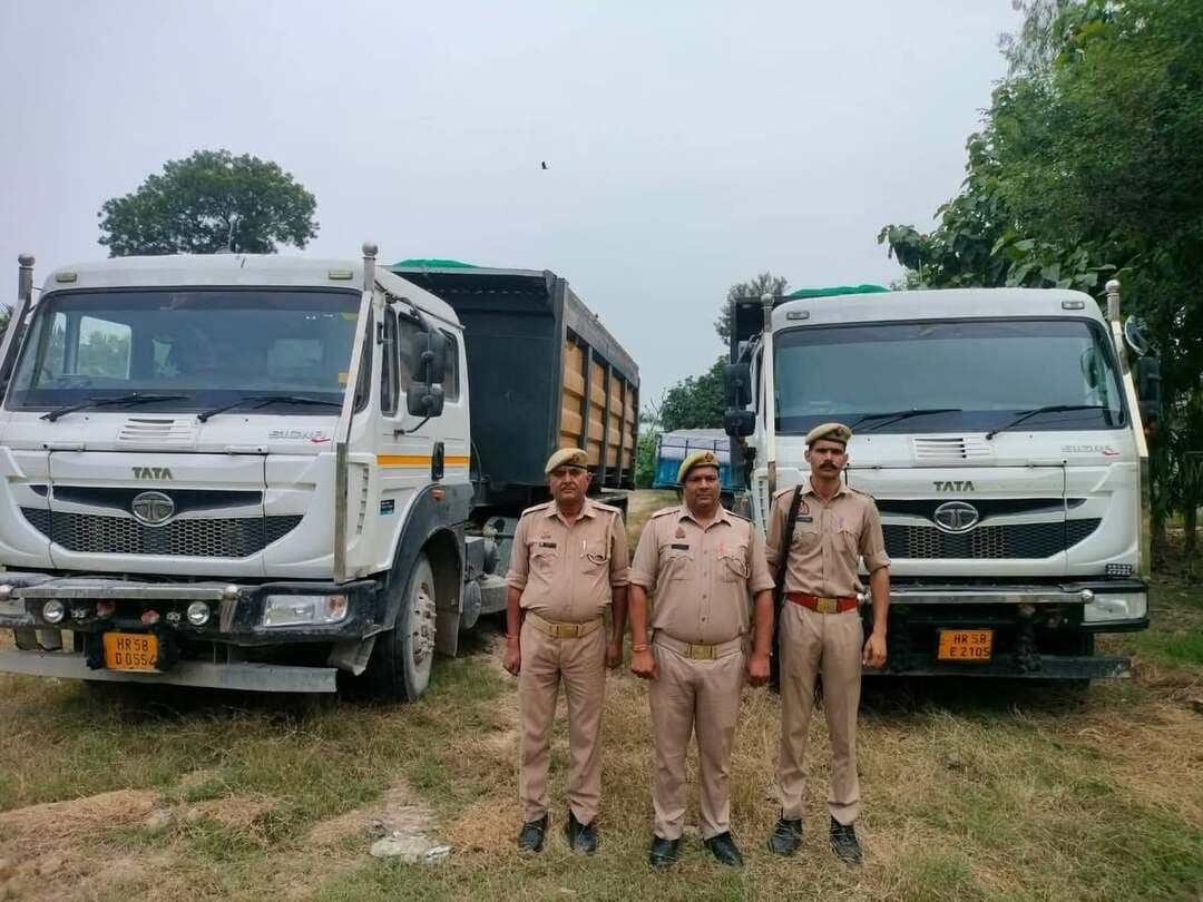 सहारनपुर पुलिस की अवैध खनन के विरुद्ध बड़ी कार्रवाई
चिलकाना पुलिस ने बिना रॉयल्टी व ओवरलोड खनन सामग्री का परिवहन करने वाले 03 डंपर किए सीज
सहारनपुर। वरिष्ठ पुलिस अधीक्षक के निर्देशन में अवैध खनन के विरुद्ध चलाए जा रहे अभियान के तहत थाना चिलकाना पुलिस ने राजस्व टीम के साथ संयुक्त चेकिंग अभियान चलाया।
दिनांक 25 सितंबर 2026 को दुमझेड़ा मार्ग पर चेकिंग के दौरान बिना रॉयल्टी एवं ओवरलोड खनन सामग्री का परिवहन करते पाए जाने पर 03 डंपरों को अवैध खनन सामग्री सहित सीज कर थाना परिसर में खड़ा कराया गया।
सीज किए गए वाहनों में डंपर संख्या HR58E2105, HR58D0554 तथा एक डंपर चैचिस नंबर MAT828113SAE08760 शामिल है।
कार्रवाई थानाध्यक्ष अक्षय शर्मा के नेतृत्व में उपनिरीक्षक रोहताश कुमार एवं पुलिस टीम द्वारा की गई।
सहारनपुर पुलिस द्वारा अवैध खनन एवं खनन सामग्री के अवैध परिवहन के विरुद्ध अभियान लगातार जारी है।
#SaharanpurPolice #ChilkanaPolice #IllegalMining #IllegalMiningAction #MiningAction #MiningTransport #