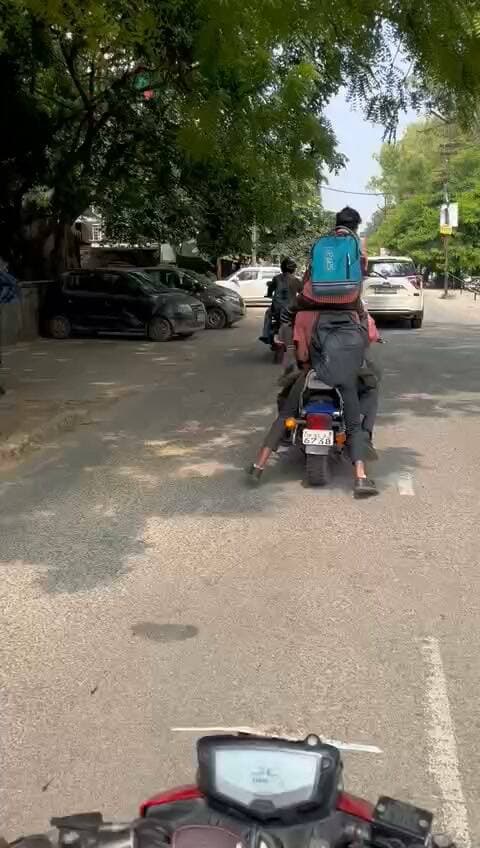मेरठ में रीलबाजी का खतरनाक जुनून, एक बाइक पर सवार दिखे छह स्कूली छात्र....जिन माँ बाप के ये बच्चे हैं.... वो ध्यान दें
मेरठ के सिविल लाइन थाना क्षेत्र का एक वीडियो सामने आया है, जिसमें एक ही बाइक पर छह स्कूली छात्र सवार होकर तेज रफ्तार में सड़क पर फर्राटा भरते नजर आ रहे हैं, बताया जा रहा है कि छात्र स्कूल से लौटते समय खतरनाक स्टंटबाजी कर रहे थे, सोशल मीडिया पर वीडियो डालने के चक्कर में छात्रों की यह लापरवाही उनकी और सड़क पर चलने वाले अन्य लोगों की जान के लिए गंभीर खतरा बन सकती है