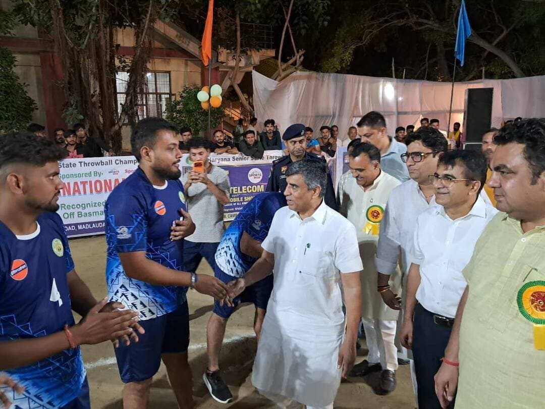 जो भी लक्ष्य निर्धारित करें, उसे मन लगाकर करें, निश्चित तौर पर मिलेगी सफलता–हरविंदर कल्याण
खेल को पवित्र भावना से खेलें तो जीत निश्चित, देश का युवा भारत का झंडा ऊंचा करने में सक्षम–महिपाल ढांडा
खिलाड़ी और युवा हमारे देश की नींव हैं इसलिए वे जो भी काम करें, मन लगाकर करें और लक्ष्य को निर्धारित करके ही करें इससे सफलता मिलनी निश्चित है। यह बात विधानसभा अध्यक्ष हरविंदर कल्याण ने शनिवार को स्थानीय शिवाजी स्टेडियम में आयोजित थ्रो बॉल चैंपियनशिप में बतौर मुख्य अतिथि बोलते हुए कही। इस मौके पर पानीपत शहरी विधायक प्रमोद विज, मार्केट कमेटी के चेयरमैन अवतार शास्त्री भी उपस्थित रहे।
उन्होंने कहा कि एक खिलाड़ी निश्चित तौर पर परिश्रमी और अनुशासित तो होता ही है साथ में वह समाज को जोड़ने का भी काम करता है। खिलाड़ी एक बेहतर नागरिक भी बनता है।
उन्होंने कहा कि खिलाड़ी जमीन से जुड़ा हुआ होता है आज नई तकनीक के युग में,मोबाइल के जमाने में हम अपनी मिट्टी से अलग होते जा रहे हैं जो कि गलत है इससे खेल और बचपन दोनों छूट रहे हैं। इसलिए हमें अपनी आदतों में बदलाव लाकर धरातल पर काम करना होगा और खेल को खेल की तरह खेलना होगा तब कहीं जाकर खिलाड़ी को सफलता मिलेगी।
हरविंदर कल्याण ने कहा कि आज वैश्विक स्तर पर प्रधानमंत्री मोदी ने जिस तरह से भारत का नाम रोशन किया है उससे दूसरे देशों में भारत का सम्मान बड़ा है।
शिक्षा मंत्री महिपाल ढांडा ने कहा कि दोनों टीमें जब भी खेलें, खेल भावना की भावना से ही खेलें, क्योंकि जब खिलाड़ी पवित्र भाव से खेलते हैं तो उनकी काबिलियत और उनकी प्रतिभा में निखार आता है। हार जीत का कोई महत्व नहीं रह जाता और यह भी तय है कि जो भी अपना 100 प्रतिशत देता है वह पक्के तौर पर जीतता भी है।
महिपाल ढांडा ने कहा कि युवाओं पर भारत को विकसित भारत बनाने का दारोमदार है और इस संकल्प को पूरा करने के लिए भारत का 65% नौजवान अपनी प्रतिभा को निखार कर दुनिया के उस पार जाकर भी भारत का झंडा ऊंचा करने में सक्षम है। कार्यक्रम में डीसी डॉक्टर हरीश कुमार वशिष्ठ ने जिला प्रशासन की ओर से सभी का धन्यवाद किया और आयोजन के लिए आयोजकों को बधाइयां भी दी।