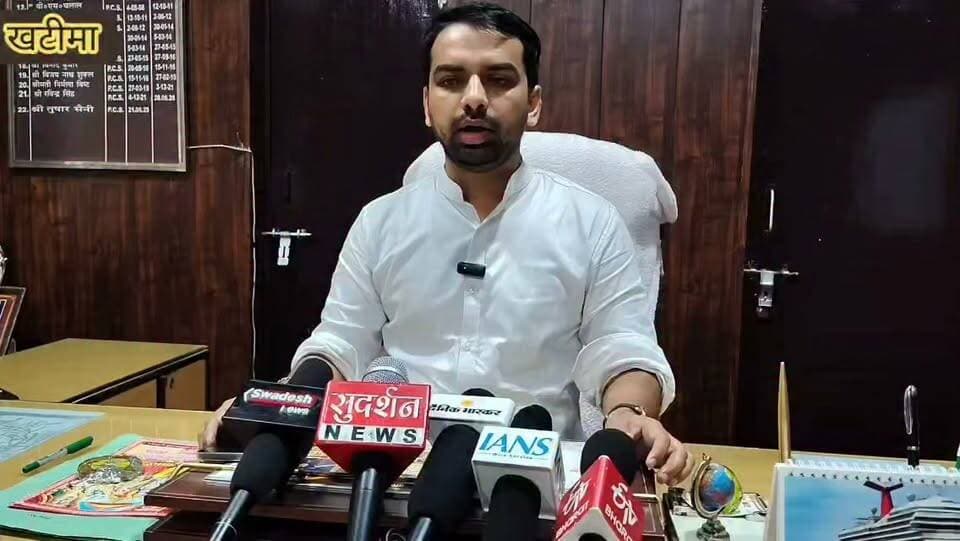 🔴 BREAKING KHATIMA।।
#निराश्रित गौवंश को लेकर एसडीएम की बड़ी अपील,
#गौवंशीय पशुओं को लेकर पैनिक न करें लोग — तुषार सैनी,
प्रशासन को सूचना दें, तत्काल होगी कार्रवाई,
#मुख्यमंत्री धामी द्वारा हल्दी घेरा में लगभग 8 करोड़ की लागत से बनी गौशाला के लोकार्पण के बाद प्रशासन ने तेज की कवायद,
#शहरी क्षेत्र में नगर पालिका चलाएगी कैटल कैचर अभियान,
#ग्रामीण क्षेत्रों में जिला पंचायत के माध्यम से गौवंशीय पशुओं का रेस्क्यू,
#पशुओं को सुरक्षित तरीके से गौशाला पहुंचाने के लिए संबंधित विभागों को दिए गए निर्देश,
#जिस इलाके में निराश्रित गौवंश से परेशानी, प्रशासन को दें सूचना,
#सूचना मिलते ही संबंधित विभाग करेगा पशुओं को कैप्चर कर सुरक्षित गौशाला पहुंचाने की कार्रवाई,
#एसडीएम तुषार सैनी ने कहा— जनता को घबराने की जरूरत नहीं, प्रशासन पूरी व्यवस्था पर नजर बनाए हुए है,
बेबाक उत्तराखंड #डिजिटल ✍️✍️✍️
