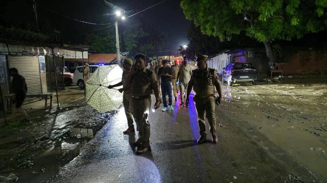 *
रायबरेली के बछरावां थाना क्षेत्रान्तर्गत लूट की घटना के संबंध में पुलिस अधीक्षक द्वारा घटनास्थल एवं पीड़ित की ज्वेलरी दुकान का निरीक्षण किया गया। पुलिस अधीक्षक द्वारा घटना की जानकारी लेते हुए गठित पुलिस टीमों को शीघ्र अनावरण हेतु आवश्यक दिशा-निर्देश दिए गए।*