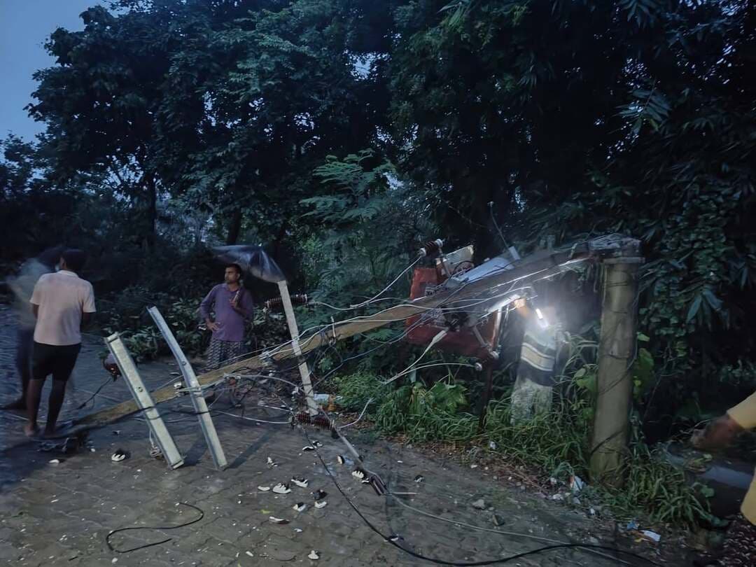 रायबरेली:आंधी-पानी से सड़क पर गिरा ट्रांसफार्मर; टला बड़ा हादसा, आधा दर्जन गांवों की बत्ती गुल।
__रायबरेली के महराजगंज तहसील क्षेत्र के महराजगंज पावर हाउस अंतर्गत हरदोई फीडर के ओई ग्राम पंचायत स्थित शिवाला गांव में तेज आंधी और बारिश के कारण एक पेड़ सीधे ट्रांसफार्मर पर जा गिर गया। पेड़ के जोरदार झटके से दो खंभों के पोल पर टिका ट्रांसफार्मर उखड़कर सीधे मुख्य मार्ग पर जा गिरा। गनीमत रही कि हादसे के वक्त सड़क पर कोई आवाजाही नहीं थी, जिससे एक बड़ा हादसा होने से टल गया। इस घटना के बाद से इलाके के लगभग आधा दर्जन गांवों की बिजली आपूर्ति पूरी तरह से ठप हो गई है। ग्रामीणों का आरोप है कि जर्जर पेड़ की समस्या को लेकर पूर्व में भी विभागीय अधिकारियों से कई बार शिकायत की गई थी, लेकिन समय रहते कोई कदम नहीं उठाया गया। घटना के तुरंत बाद ग्रामीणों ने बिजली विभाग के टोल-फ्री नंबर 1912 पर शिकायत दर्ज कराई है और जल्द से जल्द नया ट्रांसफार्मर लगवाकर आपूर्ति बहाल करने की मांग की है।