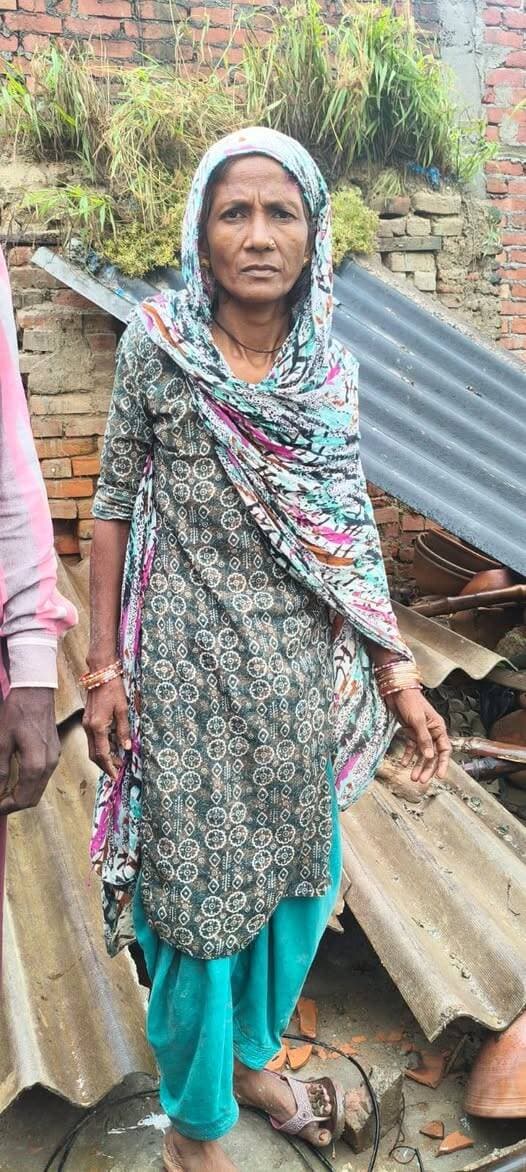 बारिश में घर का टिनशेड गिरने से मिट्टी के बरतन व घर गिरिश्ती का सामान दबा, हुआ भारी नुकसान, बकरी घायल
बछरावा रायबरेली। लगातार हो रही बारिश के चलते टीन सेडनुमा कमरा गिरकर मलबे में तब्दील हो गया। जिसमें घर गिरिश्ती का सामान तथा मिट्टी के बर्तन क्षतिग्रस्त हो गए तथा एक बकरी भी घायल हो गई। शनिवार दोपहर 1:00 बजे भर भरा कर गरीब का आशियाना गिरकर मलबे में तब्दील हो गया। विकासखंड क्षेत्र की ग्राम सभा थुलेंडी में दो दिनों से हो रही लगातार भारी बारिश के चलते शनिवार को गरीबे वल्द हनीफ के घर के पिछले हिस्से में लगा सीमेंटेड टिनशेड भरभराकर गिर गया। हादसे के समय परिवार के लोग घर के दूसरे हिस्से में थे, जिससे किसी तरह की जनहानि नहीं हुई। हालांकि, टिनशेड गिरने से परिवार के सामने रहने की समस्या खड़ी हो गई है। परिजनों के अनुसार, बारिश के कारण घर के पिछले हिस्से में लगा टिनशेड अचानक ढह गया। मलबे की चपेट में आने से वहां बंधी एक बकरी घायल हो गई। परिवार के मुताबिक, मलबे में दबकर मिट्टी के कई बर्तन टूट गए। इसके अलावा गृहस्थी का कुछ सामान भी मलबे में दबने से क्षतिग्रस्त हो गया। टिनशेड गिरने के बाद परिवार को बारिश के दौरान काफी परेशानी का सामना करना पड़ रहा है। पीड़ित परिवार ने प्रशासन से मौके का निरीक्षण कराकर नुकसान का आकलन कराने और आर्थिक सहायता उपलब्ध कराने की मांग की है। ग्रामीणों का कहना है कि लगातार बारिश के चलते कच्चे और जर्जर भवनों के गिरने का खतरा बना हुआ है। ऐसे में प्रशासन को प्रभावित परिवारों की स्थिति का जायजा लेकर आवश्यक मदद उपलब्ध करानी चाहिए।