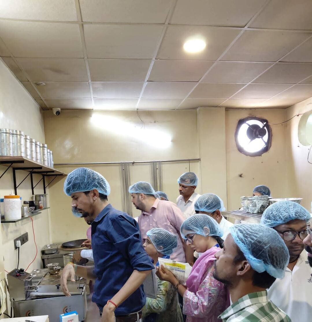 बीकानेर जिले में सरकारी एवं निजी अस्पतालों के लिए खाद्य विभाग का विशेष अभियान
अस्पतालों की कैंटीन, कैफेटेरिया, भोजनालय और रेस्टोरेंट का किया जा रहा सघन निरीक्षण एवं नमूनीकरण
बीकानेर, 26 सितंबर। आयुक्त खाद्य सुरक्षा एवं औषधि नियंत्रण, आयुक्तालय मुख्यालय अविचल चतुर्वेदी के निर्देशानुसार 24 से 30 सितंबर तक प्रदेशभर में सरकारी एवं निजी अस्पतालों तथा उनके आसपास संचालित कैंटीन, कैफेटेरिया, भोजनालय एवं रेस्टोरेंट का सघन निरीक्षण एवं नमूनीकरण अभियान चलाया जा रहा है।
अभिहित अधिकारी एवं मुख्य चिकित्सा एवं स्वास्थ्य अधिकारी बीकानेर डॉ. पुखराज साध ने बताया कि अभियान के तहत 26 सितंबर को जीवन रक्षा हॉस्पिटल में संचालित कैंटीन एवं रसोई, बीएलएच फूड पवनपुरी तथा देसी जायका ढाबा का औचक निरीक्षण किया गया। निरीक्षण के दौरान संबंधित प्रतिष्ठानों पर लाइसेंस, फूड हैंडलर्स की मेडिकल परीक्षण रिपोर्ट तथा पेयजल की जांच रिपोर्ट सहित आवश्यक रिकॉर्ड उपलब्ध नहीं मिले। इस पर संबंधित संचालकों को सुधार के लिए मौके पर ही नोटिस जारी किए गए।
निरीक्षण के दौरान साफ-सफाई की व्यवस्था भी संतोषजनक नहीं पाई गई। संबंधित फर्मों को खाद्य सुरक्षा एवं मानक अधिनियम की धारा 32 के तहत इंप्रूवमेंट नोटिस जारी किए जा रहे हैं। कार्रवाई के दौरान कुल 4 खाद्य नमूने लिए गए, जिन्हें जांच के लिए जन स्वास्थ्य प्रयोगशाला भेजा जाएगा।
खाद्य विभाग की टीम ने कैंटीन संचालकों को खाद्य पदार्थों की गुणवत्ता एवं स्वच्छता सुनिश्चित करने, खाद्य पदार्थों के उचित भंडारण, खाद्य संचालकों की व्यक्तिगत स्वच्छता, परिसर की नियमित साफ-सफाई, पेयजल की गुणवत्ता तथा कच्चे एवं पके खाद्य पदार्थों के उचित रख-रखाव के संबंध में आवश्यक निर्देश दिए।
यह कार्रवाई बीकानेर जिले के खाद्य सुरक्षा अधिकारियों श्रवण कुमार वर्मा, भानू प्रताप सिंह गहलोत, सुरेंद्र कुमार, राकेश गोदारा, निशांत चारण, सोना रानी, इंद्रजीत ढाका ममता सोनगरा एवं महावीर मेघवाल द्वारा की गई।