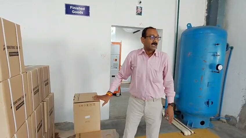 *सफलता की कहानी*
*मालनपुर में बनी प्रदेश की पहली अत्याधुनिक कैट-7 डेटा केबल इकाई*
*एमएसएमई प्रोत्साहन योजना से डायनाट्रॉनिक डेटा केबल्स इकाई की स्थापना में मिली सहायता*
*एमएनसी कंपनियों को दी जा रही अंतरराष्ट्रीय गुणवत्ता के डेटा केबल्स की आपूर्ति*
*भिण्ड 26 सितम्बर 2026/*
मध्यप्रदेश शासन की एमएसएमई प्रोत्साहन योजना से मालनपुर औद्योगिक क्षेत्र में हाई-टेक उद्योगों की नई क्रांति आ रही है। योजना अंतर्गत प्राप्त सहायता से वर्ष 2024-25 में स्थापित बीआर कंट्रोल्स एंड इंजीनियरिंग इकाई इसका उत्कृष्ट उदाहरण है। यह मध्यप्रदेश की एकमात्र ऐसी अत्याधुनिक इकाई है, जहाँ कैट-6 से लेकर कैट-7 तक की हाई-स्पीड, हाई-फ्रीक्वेंसी डेटा केबल्स का निर्माण किया जा रहा है।
बीआर कंट्रोल्स एंड इंजीनियरिंग की मालनपुर इकाई में डायनाट्रॉनिक केबल्स ब्रांड की थर्ड-पार्टी मैन्युफैक्चरिंग की जाती है, जिसे विश्व व्यापी पेटेंट प्राप्त है। इस इकाई में लैन एप्लीकेशन व जीएसएम नेटवर्क के केबल्स, विशेष डेटा केबल्स, एचडीएमआई और यूएसबी टाइप सी-टू-सी डेटा केबल्स का उत्पादन जर्मनी से आयातित अत्याधुनिक मशीनों से किया जा रहा है। कंपनी को ISO 14001:2015, 9001:2015 और 45001:2018 जैसे अंतरराष्ट्रीय गुणवत्ता प्रमाणन प्राप्त हैं, जिससे इसके उत्पादों की आपूर्ति देश की बड़ी एमएनसी कंपनियों को की जा रही है और जल्द ही मध्य-पूर्व देशों में निर्यात शुरू होने जा रहा है।
प्रोमोटर श्री केपी सिंह बताते हैं कि एमएसएमई प्रोत्साहन योजना अंतर्गत लगभग 6.40 करोड़ रुपये की सहायता स्वीकृत हुई है, जिसने इस हाई-टेक उद्योग को स्थापित करने में महत्वपूर्ण भूमिका निभाई है। प्रथम चरण में 15 करोड़ रुपये के निवेश से इकाई की स्थापना की गई और द्वितीय चरण में 10-15 करोड़ रुपये से विस्तार किया जाना प्रस्तावित है। इस इकाई में लगभग 25 कुशल आईटीआई प्रशिक्षित युवाओं को रोजगार मिला है, जिनमें से 40 प्रतिशत स्थानीय युवा हैं। श्री सिंह एमएसएमई प्रोत्साहन योजना अंतर्गत प्राप्त शासकीय सहायता के लिए प्रधानमंत्री श्री नरेंद्र मोदी और मुख्यमंत्री डॉ मोहन यादव को धन्यवाद देते हैं।
उल्लेखनीय है कि राज्य में औद्योगिक विकास को बढ़ावा देने के उद्देश्य से एमएसएमई प्रोत्साहन योजना अंतर्गत पात्र एमएसएमई इकाइयों को संयंत्र, मशीनरी और भवन निर्माण में निवेश पर 40 प्रतिशत तक की सब्सिडी मिलती है, महिला, अनुसूचित जाति और जनजाति वर्ग के आवेदकों को अतिरिक्त 8 प्रतिशत सब्सिडी का प्रावधान है। अधिक जानकारी के लिए जिला व्यापार एवं उद्योग केंद्र, विकास भवन, मालनपुर से सम्पर्क किया जा सकता है।
.