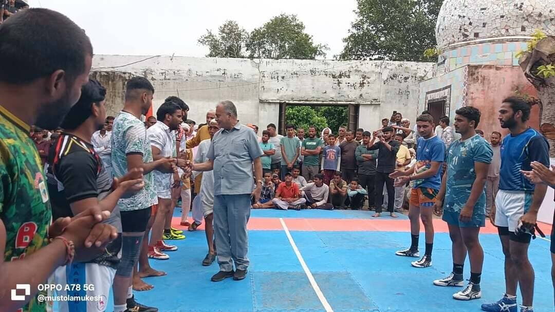 *मानहड़ गांव में चल रही महाराज राजू राव भदावर कबड्डी प्रतियोगिता में आज हरियाणा और गोरमी के मध्य हुआ महा मुकाबला*
*राज्य स्तरीय कबड्डी प्रतियोगिता में अंतर राज्य के खिलाड़ी भी ले रहे हैं भाग*
गोरमी : क्षेत्र के सुप्रसिद्ध गांव मानहड़ मैं चल रही महाराज राजू राव भदावर कबड्डी प्रतियोगिता का महा मुकाबला लगातार जारी है हम आपको बता दें कि यहां केवल स्थानीय खिलाड़ी नहीं बल्कि अन्य राज्यों से आए हुए खिलाड़ी भी भाग ले रहे हैं जिनमें पंजाब हरियाणा और राजस्थान के खिलाड़ी भी शामिल है, आज आयोजित की गई प्रतियोगिता में पानीपत हरियाणा से आई हुई टीम का मुकाबला गवर्नमेंट नगर की टीम से हुआ दोनों ही टीमों ने महाप्रदर्शन करते हुए लोगों का उत्साह वरदान किया हम आपको बता दें कि इसे देखने के लिए लोगों का हुजूम उमड़ रहा है इस प्रतियोगिता में आज दोनों खिलाड़ियों ने अपना दमखम दिखाते हुए अंत में पानीपत हरियाणा ने 31 पॉइंट की बढ़त बनाकर जीत अपने नाम हासिल की, आज के इस अवसर पर मेहगांव विधानसभा से पूर्व कांग्रेस प्रत्याशी राहुल भदोरिया उपमुख्यमंत्री जगदीश देवड़ा के निज सहायक अजय पाल सिंह भदौरिया मुख्य अतिथि के रूप में मौजूद रहे इस दौरान उनके साथ पूर्व रणविजय सिंह भदोरिया, पूर्व सरपंच आनंद कुमार सिंह भदोरिया मौजूद रहे