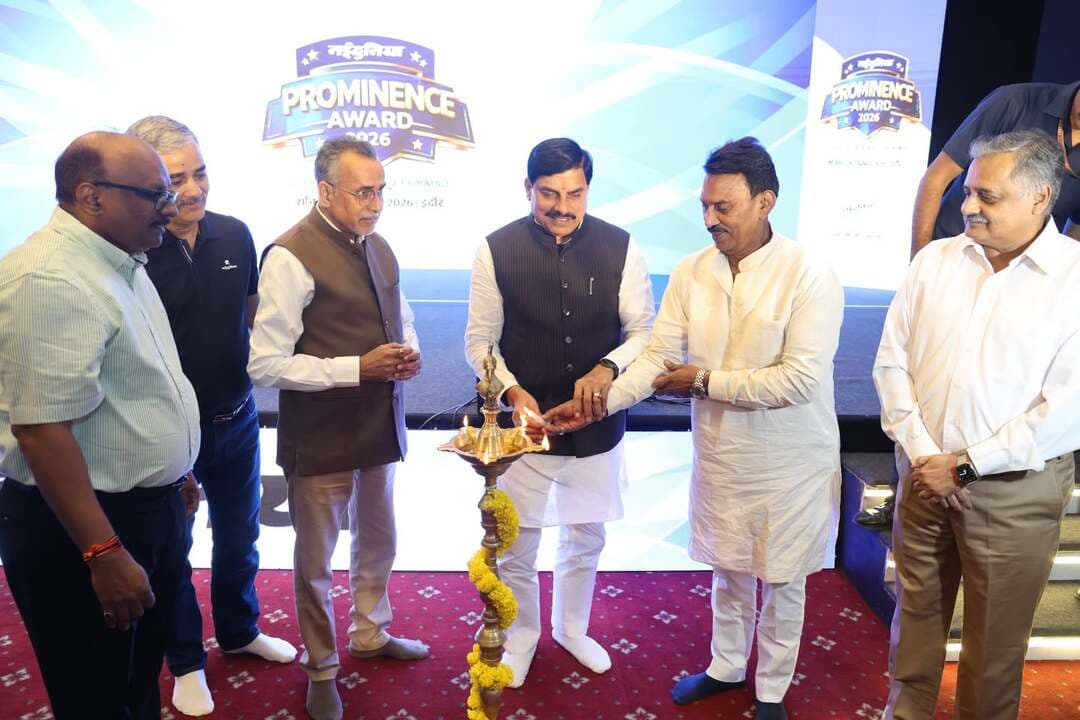*प्रतिभाओं को सम्मानित करना समाज को प्रेरित करने का सराहनीय प्रयास :- मुख्यमंत्री डॉ. यादव*
----
*नईदुनिया ने विश्वसनीयता और जनसरोकारों के माध्यम से पत्रकारिता में बनाई विशिष्ट पहचान*
---
*नईदुनिया प्रोमिनेंस अवार्ड-2026 में विभिन्न क्षेत्रों की लगभग 50 विभूतियां सम्मानित*
इंदौर, 26 सितम्बर 2026
मुख्यमंत्री डॉ. मोहन यादव ने कहा है कि नईदुनिया ने पत्रकारिता में प्रतिबद्धता, विश्वसनीयता और जनसरोकारों के माध्यम से विशिष्ट पहचान स्थापित की है। डिजिटल और एआई के दौर में नए समय के साथ कदमताल करते हुए नईदुनिया ने पत्रकारिता के क्षेत्र में नई मिसाल कायम की है। प्रतिभाओं का चयन कर उन्हें सम्मानित करना और उनके योगदान को समाज के सामने लाना सराहनीय पहल है। मुख्यमंत्री डॉ. यादव शनिवार को इंदौर के एक निजी होटल में नईदुनिया द्वारा आयोजित प्रोमिनेंस अवार्ड-2026 समारोह को संबोधित कर रहे थे।
मुख्यमंत्री डॉ. यादव ने कहा कि नईदुनिया और नवदुनिया ने पत्रकारिता के माध्यम से समाज के प्रति अपने उत्तरदायित्व का प्रभावी निर्वहन किया है। नईदुनिया ने मध्यप्रदेश के संस्कारों और मूल्यों को भी आगे बढ़ाया है। पत्रकारिता को जनसरोकारों से जोड़ते हुए विश्वसनीयता अर्जित की है। नईदुनिया और नवदुनिया देश के बड़े हिस्से में अपनी पहुंच और प्रभाव रखते हैं।
मुख्यमंत्री डॉ. यादव ने कहा कि प्रधानमंत्री श्री नरेन्द्र मोदी के नेतृत्व में भारत विश्व पटल पर नई पहचान स्थापित कर रहा है। देश विरासत से विकास की ओर तेजी से आगे बढ़ रहा है। मध्यप्रदेश की धरती ने माखनलाल चतुर्वेदी जैसे अनेक महान पत्रकार और साहित्यकार दिए हैं। प्रदेश विकास के विभिन्न क्षेत्रों में निरंतर प्रगति कर रहा है और अपनी प्रतिभाओं को आगे बढ़ाने के लिए निरंतर प्रयास किए जा रहे हैं।
मुख्यमंत्री डॉ. यादव ने कहा कि मध्यप्रदेश में युवाओं को रोजगार के अवसर उपलब्ध कराने और निवेश के अनुकूल वातावरण बनाने पर विशेष ध्यान दिया जा रहा है। ग्लोबल इन्वेस्टर्स समिट में प्राप्त निवेश प्रस्तावों को धरातल पर उतारने के लिए प्रभावी प्रयास किए गए हैं। प्रदेश में निवेश और औद्योगिक गतिविधियों को प्रोत्साहित किया जा रहा है। उन्होंने कहा कि मध्यप्रदेश में बेहतर एविएशन पॉलिसी के माध्यम से हवाई कनेक्टिविटी का विस्तार किया जा रहा है। प्रदेश से अबूधाबी के लिए विमान सेवा प्रारंभ की गई है और शीघ्र ही भोपाल से शारजाह के लिए भी विमान सेवा प्रारंभ होगी। इससे मध्यप्रदेश और अरब देशों के बीच संपर्क एवं आर्थिक गतिविधियों को बढ़ावा मिलेगा।
मुख्यमंत्री ने कहा कि प्रदेश सरकार युवाओं को प्रोत्साहित करने के लिए विभिन्न योजनाएं संचालित कर रही है। शासकीय सेवकों को पदोन्नति के अवसर उपलब्ध कराने के साथ विद्यार्थियों को स्कूटी और लैपटॉप प्रदान कर आगे बढ़ने के लिए प्रेरित किया जा रहा है। सांदीपनि विद्यालय प्रदेश में गुणवत्तापूर्ण शिक्षा के मॉडल के रूप में विकसित हो रहे हैं। उन्होंने कहा कि जब व्यक्ति अपने कार्यों से समाज में सकारात्मक योगदान देता है, तो समाज स्वयं उसे सम्मानित करने के लिए आगे आता है।
मुख्यमंत्री डॉ. यादव ने प्रोमिनेंस अवार्ड-2026 से सम्मानित सभी विभूतियों को शुभकामनाएं देते हुए कहा कि वे इसी प्रकार उत्कृष्ट कार्य करते रहें और प्रदेश तथा देश की बेहतरी में अपना योगदान दें।
समारोह में प्रदेश के विभिन्न जिलों से आए शिक्षा, चिकित्सा, स्वास्थ्य, समाजसेवा, उद्योग, इंजीनियरिंग, विशेषज्ञता और शिक्षण सहित विभिन्न क्षेत्रों में उल्लेखनीय एवं विशिष्ट कार्य करने वाले लगभग 50 प्रतिभाशाली व्यक्तियों को नईदुनिया प्रोमिनेंस अवार्ड-2026 से सम्मानित किया गया। सम्मान समारोह में विभिन्न क्षेत्रों में उत्कृष्ट योगदान देने वाली विभूतियों की उपलब्धियों को सराहा गया।
कार्यक्रम में नईदुनिया एवं नवदुनिया के राज्य संपादक श्री सद्गुरुशरण अवस्थी ने स्वागत भाषण दिया। मुख्यमंत्री डॉ. यादव ने सभी सम्मानित विभूतियों के साथ समूह छायाचित्र भी खिंचवाया। नईदुनिया के ऑपरेशन हेड श्री नरेश पाण्डे ने मुख्यमंत्री को स्मृति चिह्न भेंट किया। समारोह में सांस्कृतिक कार्यक्रम भी आयोजित किए गए।
इस अवसर पर जल संसाधन मंत्री श्री तुलसीराम सिलावट, विधायक श्री गोलू शुक्ला, श्री सुमित मिश्रा, संभागायुक्त श्री भास्कर लाक्षाकार, कलेक्टर श्री शिवम वर्मा, पुलिस आयुक्त श्री संतोष सिंह, नईदुनिया एवं नवदुनिया के सीईओ श्री संजय शुक्ला, ऑपरेशन हेड श्री नरेश पाण्डे, सहित बड़ी संख्या में गणमान्य नागरिक एवं विभिन्न क्षेत्रों की विभूतियां उपस्थित थीं।
----
#JansamparkMP #indore #इंदौर #ProminenceAwards #NewDuniy
CM Madhya Pradesh
Jansampark Madhya Pradesh
PRO Jansampark Khargone
JDjansampark Indore