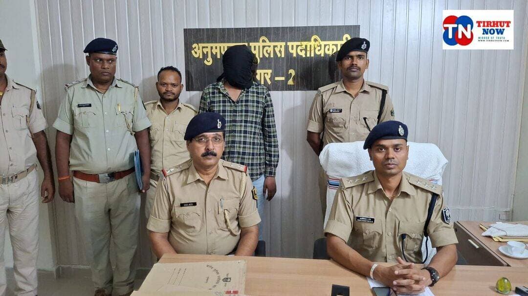 गरहाँ में 5187 लीटर शराब बरामदगी मामले में बड़ा एक्शन, तस्कर संतोष कुशवाहा गिरफ्तार; 14 मामलों का आपराधिक इतिहास
मुजफ्फरपुर में अवैध शराब के खिलाफ पुलिस की कार्रवाई लगातार जारी है। इसी कड़ी में गरहाँ ओपी, अहियापुर थाना क्षेत्र में पुलिस ने शराब तस्करी के एक पुराने मामले में वांछित अभियुक्त संतोष कुमार कुशवाहा को गिरफ्तार किया है।
पुलिस के अनुसार, 7 अगस्त 2026 को मद्यनिषेध एवं राज्य स्वापक नियंत्रण ब्यूरो, बिहार पटना से मिली गुप्त सूचना के आधार पर गरहाँ ओपी की टीम ने पटियासा जलाल के पास छापेमारी की थी। इस दौरान एक ट्रक और दो कारों में छिपाकर रखी गई कुल 5,187.276 लीटर विदेशी शराब बरामद हुई थी। कार्रवाई के दौरान आरोपी फरार हो गए थे। मामले में अहियापुर गरहाँ ओपी थाना कांड संख्या 1275/26 दर्ज किया गया था।
इसी मामले में मिली सूचना के आधार पर पुलिस ने मीनापुर थाना क्षेत्र के संतोष कुमार कुशवाहा को एक चारपहिया वाहन के साथ गिरफ्तार किया। उसके पास से एक मोबाइल और एक वाहन बरामद किया गया है।
पुलिस के मुताबिक, गिरफ्तार आरोपी का पूर्व में भी लंबा आपराधिक इतिहास रहा है। उसके खिलाफ शराबबंदी, चोरी, हथियार, एनडीपीएस, अपहरण और लूट समेत 14 मामलों का उल्लेख किया गया है। अन्य आपराधिक इतिहास की भी जांच जारी है।
<nis:link nis:type=tag nis:id=tirhutnow nis:value=TirhutNow nis:enabled=true nis:link/> <nis:link nis:type=tag nis:id=muzaffarpurnews nis:value=MuzaffarpurNews nis:enabled=true nis:link/> <nis:link nis:type=tag nis:id=biharpolice nis:value=BiharPolice nis:enabled=true nis:link/> <nis:link nis:type=tag nis:id=sharabtस्करी nis:value=SharabTस्करी nis:enabled=true nis:link/> <nis:link nis:type=tag nis:id=crimenews nis:value=CrimeNews nis:enabled=true nis:link/>