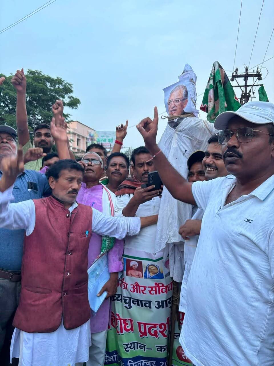 मुख्य चुनाव आयुक्त ज्ञानेश कुमार के खिलाफ RJD का विरोध: सड़कों पर उतरकर फूं”का पुतला !
#shorts #reels