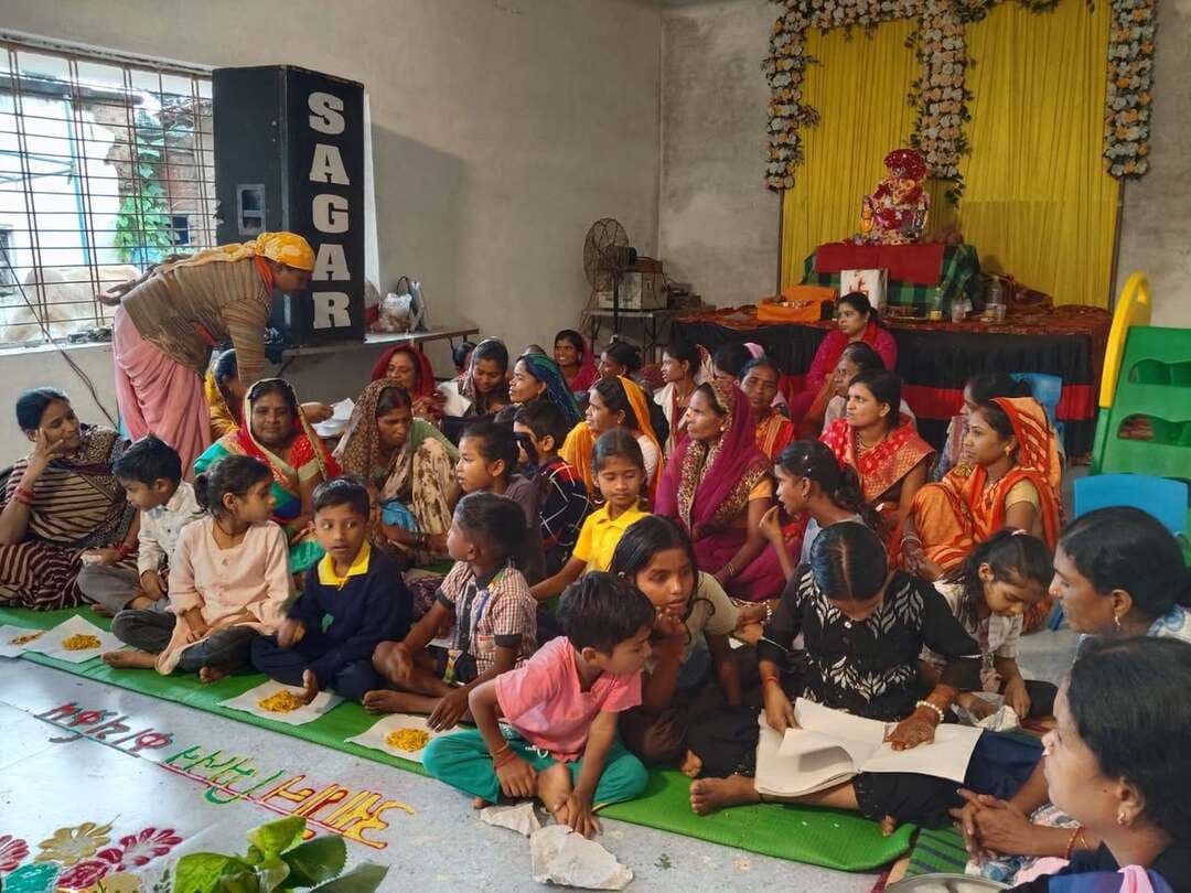 #बालाघाट
बैहर के 95 आंगनवाड़ी केंद्रों में हुआ ‘आंगन मिलन सेवा’ कार्यक्रम
सेवा संकल्प अभियान 2026 के अंतर्गत शासन के निर्देशानुसार ‘आंगन मिलन सेवा’ कार्यक्रम का आयोजन 26 सितंबर से 5 अक्टूबर 2026 तक तीन चरणों में किया जा रहा है। प्रत्येक आंगनवाड़ी केंद्र पर तीन दिनों तक विभिन्न गतिविधियां आयोजित की जानी हैं।
इसी क्रम में विकासखंड बैहर में 26 सितंबर को प्रथम चरण के चिन्हित 95 आंगनवाड़ी केंद्रों में ‘आंगन मिलन सेवा’ कार्यक्रम आयोजित किया गया। नगर परिषद बैहर के आंगनवाड़ी केंद्र चालीस मकान-02 में आयोजित कार्यक्रम में नगर परिषद अध्यक्ष श्रीमती यशवंती गुड्डा मरकाम की उपस्थिति रही। कार्यक्रम के दौरान जनप्रतिनिधियों द्वारा वृक्षारोपण किया गया। उपस्थित बच्चों एवं माताओं को शासन की पोषण, स्वास्थ्य एवं महिला कल्याण से संबंधित विभिन्न योजनाओं की जानकारी सरल एवं स्थानीय भाषा में दी गई, ताकि हितग्राही योजनाओं का लाभ आसानी से प्राप्त कर सकें।
कार्यक्रम में आंगनवाड़ी कार्यकर्ता एवं सहायिका, आशा कार्यकर्ता तथा अपने अनुभव साझा करने वाली लाभार्थियों को सम्मानित किया गया। इसके बाद उपस्थित हितग्राहियों को स्वल्पाहार का वितरण किया गया। ‘आंगन मिलन सेवा’ कार्यक्रम का उद्देश्य आंगनवाड़ी केंद्रों के माध्यम से बच्चों, माताओं एवं महिलाओं तक पोषण, स्वास्थ्य एवं कल्याणकारी योजनाओं की जानकारी पहुंचाना तथा समुदाय की सहभागिता को बढ़ावा देना है।
#सेवा_संकल्प_अभियान #CMMadhyaPradesh #JansamparkMP
#mp_wcdmp
