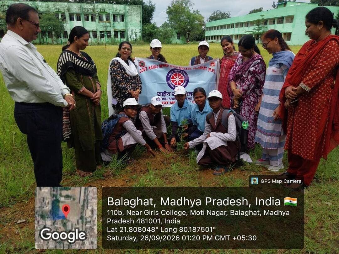 #बालाघाट
सेवा संकल्प अभियान के तहत कमला नेहरू कन्या महाविद्यालय में किया गया वृक्षारोपण
शासकीय कमला नेहरू कन्या महाविद्यालय बालाघाट में प्रभारी प्राचार्य डॉ. सुनील कुमार मासुलकर की अध्यक्षता एवं आई.क्यू.ए.सी. के तत्वावधान में राष्ट्रीय सेवा योजना इकाई द्वारा सेवा संकल्प अभियान के अंतर्गत वृक्षारोपण कार्यक्रम आयोजित किया गया।
कार्यक्रम का मुख्य उद्देश्य पर्यावरण के प्रति जागरूकता बढ़ाना तथा महाविद्यालय परिसर को हरित एवं स्वच्छ बनाना रहा। इस दौरान महाविद्यालय परिसर में विभिन्न पौधों का रोपण किया गया। स्वयंसेविकाओं ने केवल पौधे लगाने तक ही अपनी जिम्मेदारी सीमित नहीं रखी, बल्कि रोपे गए सभी पौधों की नियमित सिंचाई एवं सुरक्षा और देखभाल की जिम्मेदारी भी ली।
इस अवसर पर प्रभारी प्राचार्य डॉ. सुनील कुमार मासुलकर ने छात्राओं को संबोधित करते हुए कहा कि पर्यावरण संतुलन बनाए रखने के लिए वृक्षारोपण अत्यंत आवश्यक है। सेवा संकल्प अभियान के माध्यम से समाज और प्रकृति के प्रति युवाओं में उत्तरदायित्व की भावना मजबूत होती है। कार्यक्रम को सफल बनाने में महाविद्यालय के समस्त स्टाफ एवं छात्राओं का महत्वपूर्ण योगदान रहा।
#सेवा_संकल्प_अभियान #CMMadhyaPradesh #JansamparkMP
