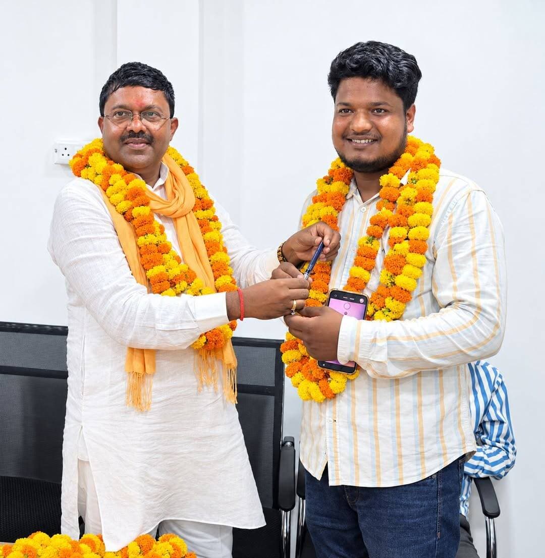 हमारी राह आसान नहीं थी,
मगर हौसला कम नहीं था,
आज जो हमारे राह पर चल रहे हैं,
उनके लिए रास्ता दुसरा कोई और नहीं था।