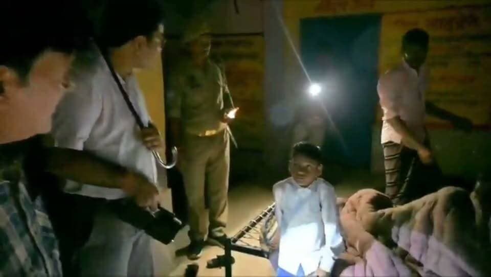 Sambhal रात के अंधेरे में अचानक निरीक्षण पर निकले जिलाधिकारी संभल गौशाला एवं अस्पताल पहुंचे डीएम