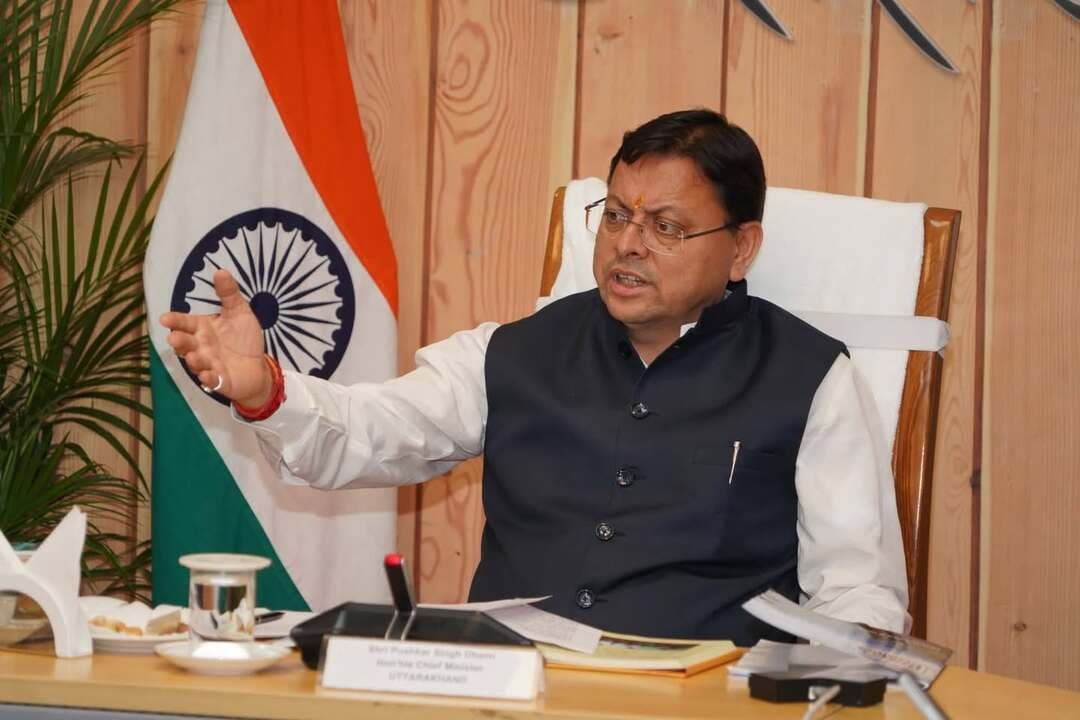 उत्तराखंड में विज्ञान और पर्यावरण को लेकर बड़ा कदम, CM धामी ने लॉन्च की विज्ञान, प्रौद्योगिकी एवं नवाचार नीति-2026
GEP रिपोर्ट का विमोचन, कार्बन क्रेडिट और वाटर हार्वेस्टिंग पर मुख्यमंत्री ने दिए अहम निर्देश
देहरादून। मुख्यमंत्री पुष्कर सिंह धामी ने मुख्यमंत्री आवास में प्रधानमंत्री कार्यालय (PMO) के प्रधान वैज्ञानिक सलाहकार प्रो. अजय सूद और विभिन्न वैज्ञानिक एवं तकनीकी संस्थानों के विशेषज्ञों के साथ महत्वपूर्ण बैठक की। बैठक में मुख्यमंत्री ने उत्तराखंड विज्ञान, प्रौद्योगिकी एवं नवाचार नीति-2026 का विमोचन किया। साथ ही ग्रॉस एनवायरमेंट प्रोडक्ट (GEP) से संबंधित तकनीकी रिपोर्ट वर्ष 2023-24 और वित्तीय वर्ष 2024-25 का भी विमोचन किया गया।
GEP के जरिए प्राकृतिक संपदा का होगा आर्थिक आकलन
बैठक में GEP की तकनीकी रिपोर्ट के विभिन्न पहलुओं पर विस्तार से चर्चा हुई। रिपोर्ट के माध्यम से उत्तराखंड के वन, जल, जैव विविधता, मिट्टी संरक्षण, कार्बन अवशोषण और अन्य पर्यावरणीय सेवाओं के आर्थिक मूल्यांकन से जुड़े पहलुओं पर विचार किया गया। विशेषज्ञों ने प्राकृतिक संसाधनों के वैज्ञानिक आंकड़ों के संकलन और उनके आर्थिक मूल्यांकन की संभावनाओं पर अपने सुझाव रखे।
कार्बन क्रेडिट को नीति में शामिल करने के निर्देश
मुख्यमंत्री पुष्कर सिंह धामी ने निर्देश दिए कि कार्बन क्रेडिट को उत्तराखंड विज्ञान, प्रौद्योगिकी एवं नवाचार नीति-2026 में शामिल किया जाए। उन्होंने कहा कि कार्बन अवशोषण, वन संरक्षण और प्राकृतिक संसाधनों के संरक्षण से जुड़े प्रयासों को वैज्ञानिक एवं तकनीकी आधार देने की दिशा में विशेष ध्यान दिया जाना चाहिए।
वाटर हार्वेस्टिंग को आम लोगों के लिए आसान बनाने पर जोर
मुख्यमंत्री ने वाटर हार्वेस्टिंग को आम नागरिकों के लिए सरल और सहज बनाने के निर्देश दिए। उन्होंने कहा कि जल संरक्षण को जनभागीदारी से जोड़ना आवश्यक है और ऐसी तकनीकों को बढ़ावा दिया जाना चाहिए, जिन्हें आम लोग आसानी से अपना सकें।
उत्तराखंड के लिए तैयार होगा स्थानीय परिस्थितियों के अनुरूप GEP मॉडल
मुख्यमंत्री ने कहा कि उत्तराखंड की भौगोलिक और पर्यावरणीय परिस्थितियां अन्य राज्यों से अलग हैं। ऐसे में राज्य के लिए GEP का ऐसा मॉडल विकसित किया जाना चाहिए, जो यहां की स्थानीय परिस्थितियों, प्राकृतिक संसाधनों और जरूरतों के अनुरूप हो। उन्होंने वैज्ञानिक संस्थानों और विशेषज्ञों से इस दिशा में तकनीकी सहयोग देने की अपेक्षा की।
विकास के साथ पर्यावरण संरक्षण पर संतुलन
मुख्यमंत्री ने कहा कि राज्य में विकास और पर्यावरण संरक्षण के बीच संतुलन बनाकर आगे बढ़ना जरूरी है। विकास योजनाओं को तैयार करते समय प्राकृतिक संसाधनों की क्षमता, पर्यावरणीय संवेदनशीलता और स्थानीय परिस्थितियों को ध्यान में रखा जाना चाहिए। उन्होंने कहा कि GEP राज्य की विकास योजनाओं में पर्यावरणीय संसाधनों के वास्तविक योगदान को शामिल करने में उपयोगी आधार बन सकता है।
विज्ञान और तकनीक से हिमालयी चुनौतियों का समाधान
मुख्यमंत्री ने विज्ञान, प्रौद्योगिकी और नवाचार नीति-2026 का विमोचन करते हुए कहा कि हिमालयी राज्य की विशिष्ट भौगोलिक और सामाजिक-आर्थिक परिस्थितियां अलग तरह के समाधान की मांग करती हैं। विज्ञान और तकनीक के माध्यम से इन चुनौतियों का प्रभावी समाधान किया जाना आवश्यक है।
इन क्षेत्रों को मिलेगी प्राथमिकता
नई नीति में उत्तराखंड की विशिष्ट चुनौतियों को ध्यान में रखते हुए हिमनद विज्ञान, प्राकृतिक आपदा प्रबंधन, ऊर्जा, जल संसाधन, कृषि, स्वास्थ्य, पर्वतीय क्षेत्रों की शिक्षा, प्रवास, कौशल विकास, उद्यमिता, बौद्धिक संपदा अधिकार और नवाचार जैसे क्षेत्रों को प्राथमिकता देने पर जोर दिया गया है।
स्थानीय अनुसंधान और नवाचार को बढ़ावा
नीति का उद्देश्य राज्य में क्षेत्र-विशिष्ट वैज्ञानिक अनुसंधान एवं विकास को प्रोत्साहित करना, विज्ञान एवं प्रौद्योगिकी के नए क्षेत्रों की पहचान करना और वैज्ञानिक-तकनीकी हस्तक्षेपों को बढ़ावा देना है। सरकार का जोर स्थानीय स्तर पर अनुसंधान और उसके परिणामों को समाज तक पहुंचाने पर भी है।
बैठक में कई विशेषज्ञ रहे मौजूद
बैठक में अनुसंधान राष्ट्रीय अनुसंधान फाउंडेशन (ANRF) के मुख्य कार्यकारी अधिकारी प्रो. शिव कुमार, वरिष्ठ वैज्ञानिक डा. परमिंदर मैन, HESCO के संस्थापक डा. अनिल प्रकाश जोशी, IIT रुड़की के निदेशक प्रो. के.के. पंत, UCOST के महानिदेशक प्रो. दुर्गेश पंत, शिक्षाविद् डा. रीमा पंत, सुरेन्द्र सिंह मनराल और डा. विपिन सती सहित विभिन्न वैज्ञानिक एवं तकनीकी विशेषज्ञ मौजूद रहे।
उत्तराखंड के लिए पर्यावरण और तकनीक का नया रोडमैप
बैठक में सामने आए फैसलों से उत्तराखंड में पर्यावरणीय संसाधनों के वैज्ञानिक मूल्यांकन, जल संरक्षण, कार्बन अवशोषण, वन संरक्षण और स्थानीय नवाचार को नई दिशा देने की कोशिश दिखाई गई। GEP के माध्यम से प्राकृतिक संपदा के आर्थिक योगदान को समझने और विज्ञान एवं तकनीक के जरिए हिमालयी राज्य की चुनौतियों के समाधान पर विशेष जोर दिया गया।
#Uttarakhand #UttarakhandNews #CMUttarakhand #PushkarSinghDhami #PushkarSinghDhami #ScienceAndTechnology #InnovationPolicy2026 #GEP #GrossEnvironmentalProduct #CarbonCredit #WaterHarvesting #Environment #ClimateChange #HimalayanState #HimalayanEnvironment #UttarakhandGovernment #Dehradun #Devbhoomi #i7News #I7News #BreakingNews #LatestNews #NewsUpdate #TrendingNews #ViralNews