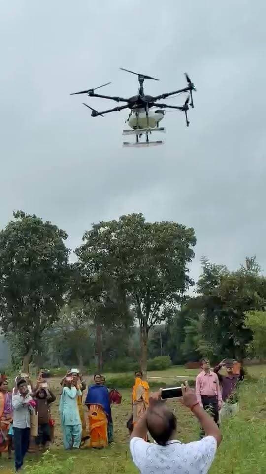 আড়শার তিলাইটাঁড় গ্রামে কৃষি দপ্তরের পক্ষ থেকে ড্রোন দিয়ে কৃষি কার্য্যে কীটনাশক দেওয়া হচ্ছে।