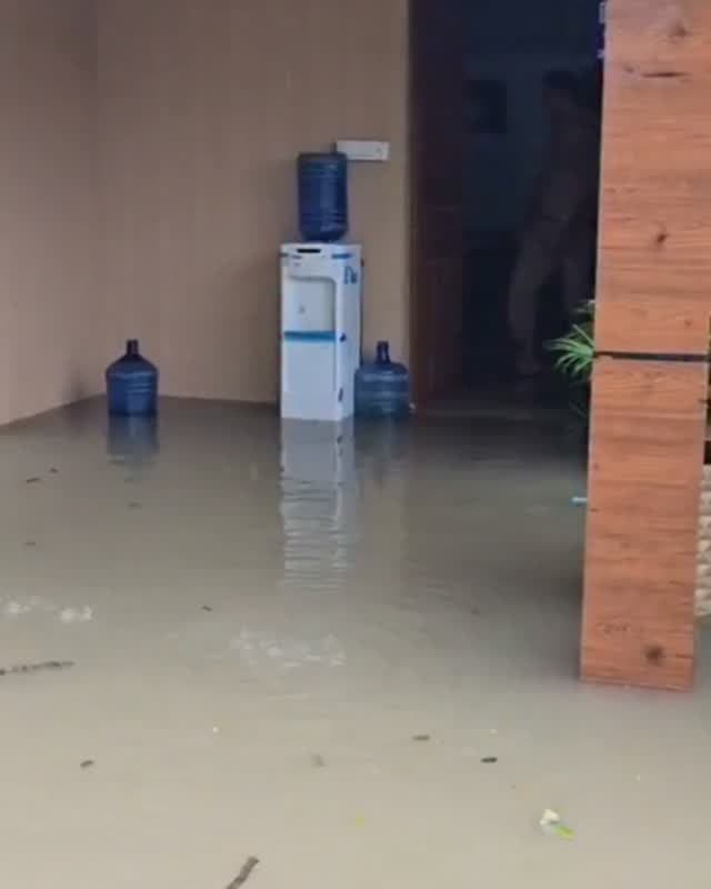 लगातार बारिश से अकबरपुर कोतवाली परिसर में जलभराव, पानी के बीच काम करने को मजबूर पुलिसकर्मी
कानपुर देहात। जिले में पिछले करीब 40 घंटे से रुक-रुककर हो रही बारिश से जनजीवन प्रभावित हो गया है। शहर से लेकर सरकारी कार्यालयों तक जलभराव की स्थिति दिखाई देने लगी है। लगातार बारिश के चलते अकबरपुर कोतवाली परिसर भी पानी से भर गया, जिससे पुलिसकर्मियों को काफी परेशानियों का सामना करना पड़ रहा है।
कोतवाली परिसर में बने पुलिसकर्मियों के आवासों तक बारिश का पानी पहुंच गया है। वहीं कार्यालय के अंदर मालखाने तक पानी भरने से जरूरी कामकाज प्रभावित हो रहा है। इसके बावजूद पुलिसकर्मी जलभराव के बीच अपने रोजमर्रा के जरूरी कार्यों को निपटाने में जुटे हुए हैं।
पानी के बीच बैठकर काम करते नजर आए पुलिसकर्मी
बारिश का पानी कोतवाली परिसर में जमा होने के कारण पुलिसकर्मियों को पानी के बीच बैठकर कार्यालयी कार्य करना पड़ रहा है। लगातार बारिश के चलते परिसर की जलनिकासी व