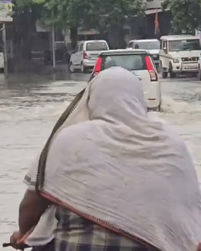 लगातार बारिश से कानपुर देहात बेहाल, जगह-जगह जलभराव; कच्चे मकान ढहे, पेड़ गिरे और फसलों को भारी नुकसान
कानपुर देहात। जिले में पिछले करीब 36 घंटे से रुक-रुककर हो रही बारिश ने जनजीवन को बुरी तरह प्रभावित कर दिया है। कहीं तेज तो कहीं धीमी बारिश का सिलसिला लगातार जारी रहने से शहर से लेकर ग्रामीण क्षेत्रों तक कई जगह जलभराव की स्थिति बन गई है। सड़कों पर पानी भरने से लोगों को आवागमन में परेशानी का सामना करना पड़ रहा है।
लगातार बारिश के चलते कई इलाकों में कच्चे मकानों के गिरने की घटनाएं सामने आई हैं। वहीं तेज हवा और बारिश के कारण जगह-जगह पेड़ और पेड़ों की डालियां टूटकर गिर गईं, जिससे रास्तों पर भी आवागमन प्रभावित हुआ। कई स्थानों पर बिजली के तार और पोल भी प्रभावित होने से बिजली आपूर्ति बाधित होने की स्थिति बनी।
बारिश का सबसे अधिक असर किसानों पर दिखाई दे रहा है। खेतों में पानी भरने और लगातार बारिश के कारण धान सहित अन्य फसलों को भारी नुकसान होने की आशं
