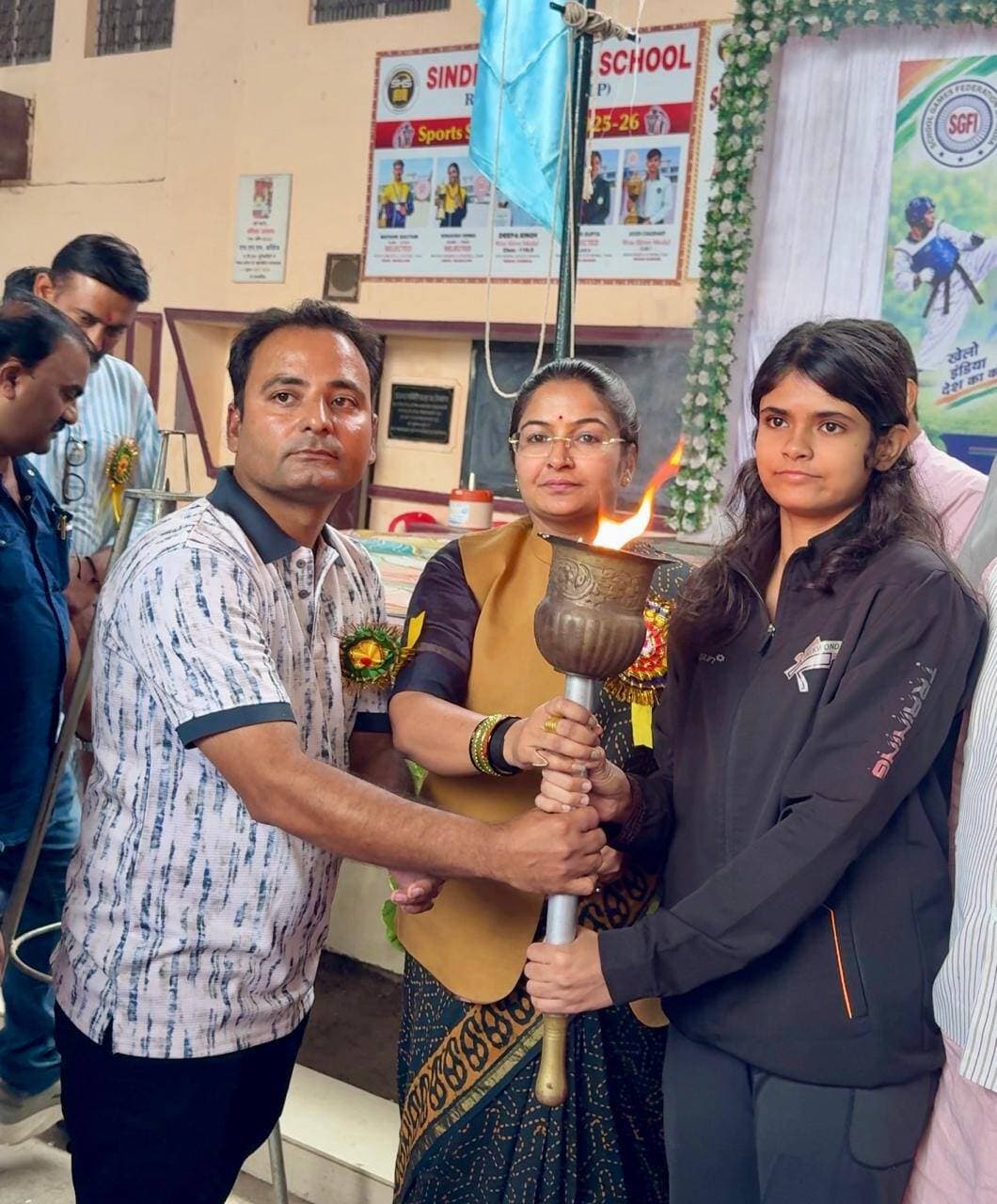 70वीं राज्य स्तरीय शालेय क्रीड़ा प्रतियोगिता-2026 का शुभारंभ
सिंधु उच्चतर माध्यमिक विद्यालय में 26 से 29 सितंबर तक होगी ताइक्वांडो प्रतियोगिता
-------
सतना 26 सितम्बर 2026/स्कूल शिक्षा विभाग जिला सतना द्वारा आयोजित 70वीं राज्य स्तरीय शालेय क्रीड़ा प्रतियोगिता-2026 के अंतर्गत ताइक्वांडो प्रतियोगिता का शुभारंभ शनिवार को सिंधु उच्चतर माध्यमिक विद्यालय रीवा रोड #सतना में उत्साहपूर्ण वातावरण में हुआ। शुभारंभ अवसर पर मुख्य अतिथि के रूप नगरीय विकास एवं आवास राज्यमंत्री श्रीमती Pratima Bagri उपस्थित रही। कार्यक्रम की अध्यक्षता सांसद श्री गणेश सिंह द्वारा की गई। इस अवसर पर महापौर श्री योगेश ताम्रकार, जिला पंचायत उपाध्यक्ष श्रीमती सुस्मिता सिंह, जिला शिक्षा अधिकारी सलोनी शर्मा, क्रीडा अधिकारी मीना त्रिपाठी सहित खिलाडी उनके कोच तथा शैक्षणिक स्टाफ उपस्थित रहा।
राज्यमंत्री श्रीमती प्रतिमा बागरी ने खिलाड़ियों का उत्साहवर्धन करते हुए कहा कि खेल विद्यार्थियों के सर्वांगीण विकास का महत्वपूर्ण माध्यम हैं। खेलों से शारीरिक क्षमता के साथ आत्मविश्वास, अनुशासन, नेतृत्व क्षमता तथा चुनौतियों का सामना करने का साहस विकसित होता है। उन्होंने सभी प्रतिभागी खिलाड़ियों को उत्कृष्ट प्रदर्शन के लिए शुभकामनाएं दीं। सांसद श्री गणेश सिंह ने कहा कि शालेय स्तर की खेल प्रतियोगिताएं विद्यार्थियों की प्रतिभा को निखारने का महत्वपूर्ण अवसर प्रदान करती हैं। ताइक्वांडो जैसे खेल शारीरिक दक्षता के साथ आत्मरक्षा, अनुशासन और मानसिक दृढ़ता का विकास करते हैं। उन्होंने प्रतियोगिता में शामिल सभी खिलाड़ियों का मनोबल बढ़ाते हुए उज्ज्वल भविष्य की शुभकामनाएं दीं। सिंधु उच्चतर माध्यमिक विद्यालय रीवा रोड सतना में 26 सितम्बर से 29 सितम्बर तक आयोजित इस चार दिवसीय प्रतियोगिता में विभिन्न जिलों से पहुंचे खिलाड़ी अलग-अलग मुकाबलों में अपनी प्रतिभा का प्रदर्शन करेंगे।
CM Madhya Pradesh
Dr Mohan Yadav
#SevaSankalpAbhiyan
#JansamparkMP
