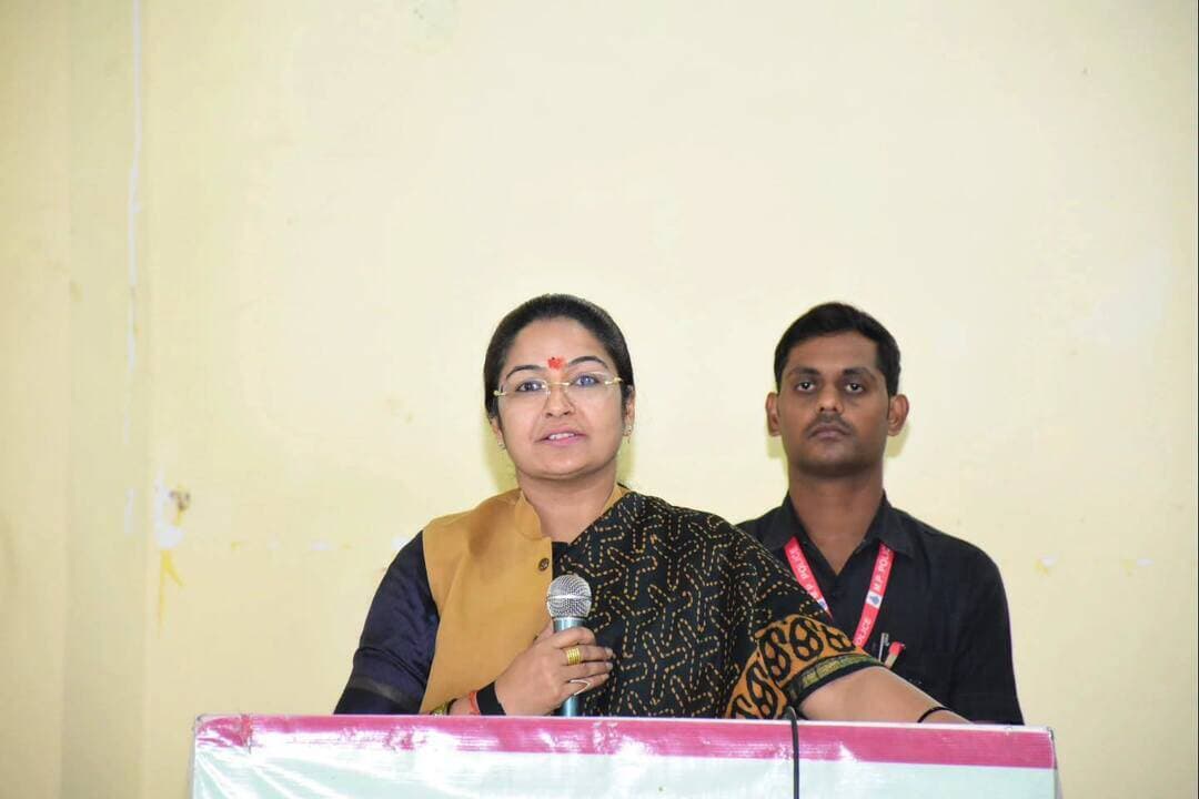 मेरे सपनों का भारत प्रतियोगिता में विद्यार्थियों ने दिखाई प्रतिभा
राष्ट्रीय चित्रकला एवं भाषण प्रतियोगिता के प्रमाण पत्र समारोह
----
सतना 26 सितम्बर 2026/‘सेवा और समर्पण के 25 वर्ष जन सेवा से देश सेवा’ अभियान के अंतर्गत शासकीय उत्कृष्ट उच्च माध्यमिक विद्यालय व्यंकट क्रमांक-1, सतना में ‘मेरे सपनों का भारत’ राष्ट्रीय चित्रकला एवं भाषण प्रतियोगिता, प्रमाण-पत्र वितरण समारोह एवं प्रदर्शनी आयोजित की गई। कार्यक्रम में नगरीय विकास एवं आवास राज्यमंत्री श्रीमती Pratima Bagri ने सहभागिता कर विद्यार्थियों से संवाद किया और प्रतिभागी विद्यार्थियों को प्रमाण-पत्र प्रदान कर उनका उत्साहवर्धन किया।
राज्यमंत्री श्रीमती बागरी ने प्रदर्शनी का अवलोकन करते हुए कहा कि विद्यार्थियों के सपनों और कल्पनाओं में ही विकसित एवं सशक्त भारत की तस्वीर दिखाई देती है। राज्यमंत्री श्रीमती प्रतिमा बागरी ने कहा कि प्रधानमंत्री श्री नरेंद्र मोदी के लोकसेवक के रूप में 25 वर्षों की सेवा, सुशासन, गरीब कल्याण और राष्ट्र निर्माण की यात्रा से प्रेरणा लेते हुए आयोजित इस कार्यक्रम में विद्यार्थियों ने अपनी कल्पनाओं और विचारों के माध्यम से भारत के उज्ज्वल भविष्य का सुंदर चित्र प्रस्तुत किया। मेरे सपनों का भारत वह भारत है, जहाँ प्रत्येक नागरिक को आगे बढ़ने के समान अवसर मिलें, हर बच्चे को गुणवत्तापूर्ण शिक्षा मिले, युवाओं को रोजगार के अवसर प्राप्त हों और हमारा राष्ट्र गरीबी एवं भेदभाव से मुक्त होकर विकास, शांति की नई मिसाल कायम करे। राज्यमंत्री ने प्रतियोगिता में उत्कृष्ट प्रदर्शन करने वाले सभी विद्यार्थियों को प्रमाण-पत्र प्रदान कर उनका उत्साहवर्धन किया। राज्यमंत्री ने उनके उज्ज्वल भविष्य के लिए शुभकामनाएं देते हुए कहा कि आज के ये प्रतिभाशाली विद्यार्थी ही कल के सशक्त और विकसित भारत की आधारशिला बनेंगे।
कार्यक्रम में सांसद Ganesh Singh ने कहा कि सेवा संकल्प अभियान के अंतर्गत मेरे सपनों का भारत प्रतियोगिता में पूरे जिले के छात्र-छात्राओं को अपनी रचनात्मक प्रतिभा को सामने लाने का एक सशक्त मंच मिला है। उन्होंने कहा कि मेरे सपनों का भारत प्रतियोगिता में युवा प्रतिभाओं के विचार, कल्पनाएं और संकल्प सुनकर विश्वास और मजबूत हुआ कि भारत का भविष्य सुरक्षित हाथों में है। उन्होंने प्रतिभाशाली छात्र-छात्राओं का शुभकामनायें और प्रोत्साहन देते हुए चित्रकला प्रदर्शनी का भी अवलोकन किया। इस अवसर पर महापौर श्री योगेश ताम्रकार, चित्रकूट विकास प्राधिकरण के अध्यक्ष विजय यादव, जिला पंचायत अध्यक्ष रामखेलावन कोल, जिला पंचायत उपाध्यक्ष श्रीमती सुष्मिता सिंह परिहार, जिलाध्यक्ष श्री भगवती प्रसाद पाण्डेय, पूर्व महापौर ममता पाण्डेय, जिला प्रभारी ऋषभ सिंह, मुरारी सोनी, अरविन्द मिश्रा सहित जनप्रतिनिधि, पदाधिकारी, शिक्षकगण एवं छात्र-छात्राएं उपस्थित रहे।
CM Madhya Pradesh
Dr Mohan Yadav
#सतना
#JansamparkMP