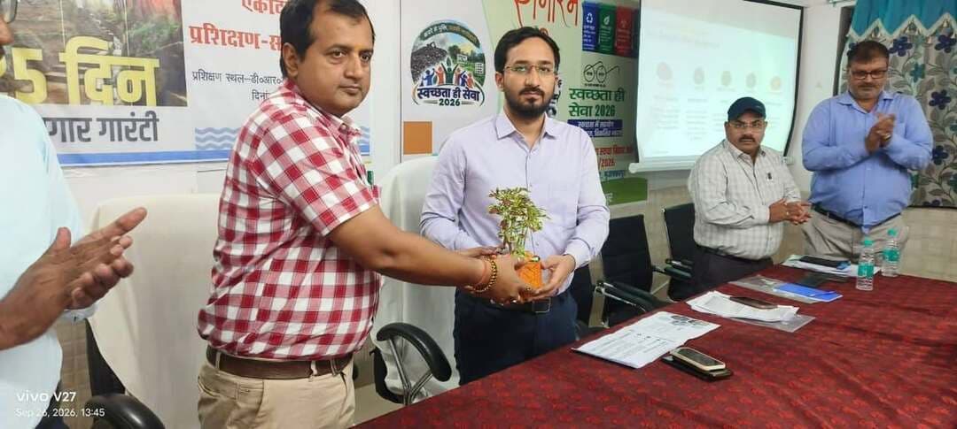विकसित ग्राम पंचायत योजना अंतर्गत प्रशिक्षण कार्यक्रम
आज जिला ग्रामीण विकास अभिकरण मुजफ्फरपुर में **विकसित ग्राम पंचायत योजना (VGPP)** से संबंधित प्रशिक्षण कार्यक्रम का आयोजन किया गया, जिसका उद्घाटन **उप विकास आयुक्त, मुजफ्फरपुर** द्वारा किया गया।
प्रशिक्षण कार्यक्रम में **मास्टर ट्रेनर के रूप में कार्यपालक अभियंता, विकसित भारत जी-राम जी तथा कार्यक्रम पदाधिकारी, सरैया एवं गायघाट** द्वारा सभी कार्यक्रम पदाधिकारियों, कनीय अभियंताओं एवं पंचायत तकनीकी सहायकों को **विकसित ग्राम पंचायत योजना, Secure 2.0 मॉड्यूल तथा विकसित भारत जी-राम जी के साथ कन्वर्जेंस के माध्यम से योजनाओं के चयन एवं क्रियान्वयन** के संबंध में विस्तृत प्रशिक्षण प्रदान किया गया।
प्रशिक्षण का उद्देश्य ग्राम पंचायत स्तर पर **योजनाओं के प्रभावी चयन, अभिसरण, गुणवत्तापूर्ण क्रियान्वयन एवं सहभागी योजना निर्माण** की क्षमता को सुदृढ़ करना रहा।
#CMSamrat
#samratchoudhary
CMO Bihar
Rural Development Department, Government of Bihar
Information & Public Relations Department, Government of Bihar