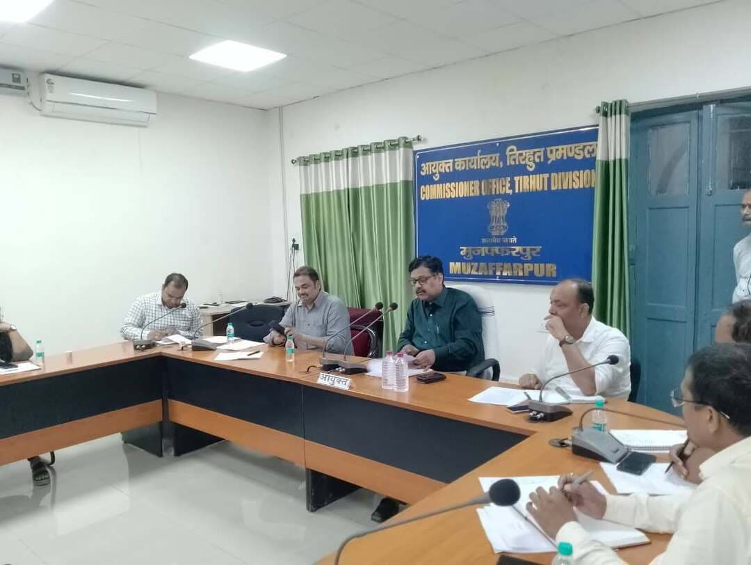 बिहार विधान परिषद निर्वाचन, 2026 के सफलतापूर्वक संचालन हेतु अधिकारियों का प्रशिक्षण सत्र आयोजित किया गया; प्रमंडलीय आयुक्त द्वारा नाम निर्देशन कोषांग के अधिकारियों को उनके कार्यों एवं दायित्वों सहित निर्वाचन की बारीकियों के बारे में विस्तार से बताया गया
-------------------------------
प्रमंडलीय आयुक्त ने अधिकारियों को आयोग के दिशा-निर्देशो का अक्षरश: अनुपालन सुनिश्चित करने का निदेश दिया
===================
निर्वाचन का हर चरण महत्वपूर्ण; स्वतंत्र, निष्पक्ष, भयमुक्त, पारदर्शी एवं सहभागितापूर्ण माहौल में चुनाव सम्पन्न कराना सर्वोच्च प्राथमिकता; संपूर्ण प्रशासनिक तंत्र इसके लिए सजग, तत्पर एवं प्रतिबद्ध रहे: प्रमंडलीय आयुक्त
==========================
निर्वाची पदाधिकारी, तिरहुत स्नातक एवं शिक्षक निर्वाचन क्षेत्र-सह-आयुक्त, तिरहुत प्रमंडल, मुजफ्फरपुर श्री गिरिवर दयाल सिंह के निदेश पर आज आयुक्त कार्यालय में अधिकारियों के लिए प्रशिक्षण सत्र का आयोजन किया गया। इसमें नाम-निर्देशन कोषांग के पदाधिकारियों एवं कर्मियों को विस्तार से प्रशिक्षण दिया गया। प्रमंडलीय आयुक्त द्वारा अधिकारियों को उनके कार्यों एवं दायित्वों की जानकारी दी गई तथा निर्वाचन की बारीकियों के बारे में विस्तार से बताया गया। आयुक्त ने कहा कि भारत निर्वाचन आयोग के प्रेस नोट के आलोक में बिहार विधान परिषद के तिरहुत स्नातक एवं शिक्षक निर्वाचन क्षेत्र के द्वि-वार्षिक निर्वाचन, 2026 हेतु नाम-निर्देशन का कार्य दिनांक 29.09.2026 से प्रारम्भ होगा जो 06.10.2026 तक चलेगा। नामांकन 11:00 बजे पूर्वाह्न से 03:00 बजे अपराह्न तक आयुक्त कार्यालय, तिरहुत प्रमंडल, मुजफ्फरपुर में किया जाएगा। 7 अक्टूबर को नामांकन पत्रों की संवीक्षा की जाएगी। अभ्यर्थिता वापसी की अंतिम तिथि 9 अक्टूबर है। प्रमंडलीय आयुक्त ने कहा कि नाम-निर्देशन के कार्य को सुचारू रूप से संचालित करने हेतु डेडिकेटेड कोषांग का गठन किया गया है। कोषांग में सहायक निर्वाची पदाधिकारी एवं अन्य अधिकारियों को प्रतिनियुक्त किया गया है। प्रमंडलीय आयुक्त ने कहा कि नामांकन करने के लिए आने वाले अभ्यर्थियों की सहायता हेतु सहायक निर्वाची पदाधिकारी के स्तर पर हेल्पडेस्क क्रियाशील रहेगा, जो प्रत्येक कार्यालय दिवस पर कार्यालय अवधि में कार्यरत रहेगा। अधिकारियों एवं कर्मियों को सामान्य गतिविधियों, विभिन्न प्रारूपों, तकनीकी कार्यों, आदर्श आचार संहिता का अनुपालन, विधि व्यवस्था संधारण सहित अन्य सभी पहलुओं के बारे में विस्तार से प्रशिक्षण दिया गया।
प्रमंडलीय आयुक्त ने कहा कि निर्वाचन का हर चरण महत्वपूर्ण होता है। नामांकन प्रक्रिया का सफलतापूर्वक संचालन आवश्यक है। इसी उद्देश्य से आप सबको प्रशिक्षण दिया जा रहा है। आपकी भूमिका एवं आपका उत्तरदायित्व काफी महत्वपूर्ण है। इसको अच्छी तरह से जानने में प्रशिक्षण अहम भूमिका निभाता है। यह निर्वाचन प्रक्रिया का महत्वपूर्ण अंग है। प्रशिक्षण पदाधिकारियों एवं कर्मियों को भारत निर्वाचन आयोग के निदेशों का त्रुटिरहित, निष्पक्ष एवं विश्वसनीय ढंग से अनुपालन सुनिश्चित करने के योग्य बनाता है। प्रमंडलीय आयुक्त ने कहा कि निर्वाचन कार्य में संलग्न हर एक पदाधिकारी एवं कर्मी को प्रशिक्षण दिया जा रहा है। आशा है आप सभी प्रशिक्षण से लाभ प्राप्त कर अपने-अपने दायित्वों का पारदर्शिता एवं निष्पक्षता सुनिश्चित करते हुए आयोग के निदेशों के अनुसार निर्वहन करेंगे।
नामांकन के बारे में विस्तार से जानकारी देते हुए प्रमंडलीय आयुक्त ने कहा कि नाम निर्देशन प्रारूप *-2E* में किया जाएगा। एक अभ्यर्थी अधिकतम चार सेट में नामांकन दाखिल कर सकता है। सामान्य वर्ग के लिए जमानत राशि *10000 रुपया* तथा अनुसूचित जाति एवं अनुसूचित जनजाति उम्मीदवारों के लिए *5000 रुपया* निर्धारित है। प्रस्तावकों की संख्या मान्यताप्राप्त दलों के लिए निर्वाचकों की कुल संख्या का 10% या 10 प्रस्तावक जो भी न्यूनतम हो तथा निर्दलीय के लिए न्यूनतम *10 प्रस्तावक* आवश्यक है।
*नामांकन की प्रक्रिया के अन्तर्गत उपयोग में लाये जाने वाले प्रारूप-*
- प्रारूप 1 - निर्वाचन की सूचना।
- प्रारूप 2ड - नामनिर्देशन-पत्र।
- प्रारूप 26 - शपथ-पत्र।
- संविधान के अनुच्छेद 173 (ए) - शपथ-पत्र प्राप्त करने का प्रमाण-पत्र।
- प्रारूप 3ग - नामनिर्देशन की सूचना।
- प्रारूप 4 - विधिमान्यत: नामनिर्देशित अभ्यर्थियों की सूची।
- प्रारूप 5 - अभ्यर्थिता वापस लेने की सूचना (पावती रसीद सहित)।
- प्रारूप 6 - अभ्यर्थिता वापस लिये जाने की सूचना (सूची)।
- प्रारूप 7ख - निर्वाचन लड़ने वाले अभ्यर्थियों की सूची।
- प्रारूप 8 - निर्वाचन अभिकर्ता की नियुक्ति।
- प्रारूप 10 - मतदान अभिकर्ता की नियुक्ति।
- पहचान पत्र - अभ्यर्थी एवं निर्वाचन अभिकर्ता का पहचान पत्र तैयार करना।
आयुक्त ने कहा कि निर्वाचन में प्रतिनियुक्त सभी अधिकारी एवं कर्मी लोक प्रतिनिधित्व अधिनियम के तहत प्रतिनियुक्ति की तारीख से निर्वाचन परिणाम के घोषित किए जाने की तारीख तक भारत निर्वाचन आयोग में प्रतिनियुक्त समझे जाते हैं और तदनुसार उस अवधि के दौरान भारत निर्वाचन आयोग के *नियंत्रण, अधीक्षण और अनुशासन* के अधीन कार्यरत हैं। *अधिकारियों को निर्वाचन का गुर सिखाते हुए आयुक्त ने कहा कि सभी को अपने कार्यों में पारदर्शिता बनाये रखनी है। उन्हें सिर्फ पारदर्शी रहना ही नहीं बल्कि पारदर्शी दिखना* भी है। निर्वाचन संचालन में आप सभी निर्णायक भूमिका निभाते हैं।
प्रमंडलीय आयुक्त ने कहा कि आयोग के निर्देशानुसार नाम निर्देशन की पूरी प्रक्रिया की वीडियोग्राफी करायी जानी है। कोषांग द्वारा नाम निर्देशन वाले कक्ष में एक-एक दक्ष वीडियोग्राफर की निरन्तर उपलब्धता सुनिश्चित किया जायेगा। उक्त कार्य को कुशलतापूर्वक किये जाने हेतु वीडियोग्राफर को नाम निर्देशन के क्रम में वीडियोग्राफी किये जाने के संबंध में विस्तृत प्रशिक्षण भी दिया जायेगा। आयुक्त ने कहा कि आयोग के निर्देशानुसार सीसीटीवी से परिसर की गतिविधियों की मॉनिटरिंग की जाएगी। उन्होंने अधिकारियों को निर्देश देते हुए कहा कि इस अवसर पर आदर्श आचार संहिता का अक्षरशः अनुपालन सहित भारत निर्वाचन आयोग के दिशा-निर्देशों का शत-प्रतिशत क्रियान्वयन सुनिश्चित करेंगे। प्रमंडलीय आयुक्त ने कहा कि आदर्श आचार संहिता समान रूप से राजनैतिक दलों, सरकारी पदाधिकारियों एवं कर्मियों पर लागू होता है। सभी हितधारक इसका अक्षरशः अनुपालन सुनिश्चित करेंगे। प्रमंडलीय आयुक्त ने कहा कि आयोग द्वारा निर्गत निदेशों/अनुदेशों/परिपत्रों के संदर्भ में आदर्श आचार संहिता का अनुपालन अनिवार्य है। इसमें किसी भी प्रकार की शिथिलता, लापरवाही या अनियमितता बर्दाश्त नहीं की जाएगी।
* प्रमंडलीय आयुक्त ने कहा कि हेल्पडेस्क में प्रतिनियुक्त कर्मियों का दायित्व निम्नवत् है-*
1. प्रतिनियुक्त कर्मी हेल्पडेस्क में अद्यतन मतदाता सूची (स्नातक / शिक्षक) के साथ उपस्थित रहेंगे। अभ्यर्थी / प्रस्तावक द्वारा नामनिर्देशन पत्र निर्वाची पदाधिकारी के समक्ष समर्पित किये जाने से पूर्व अभ्यर्थी एवं प्रस्तावक के निर्वाचक सूची में विद्यमान नाम एवं क्रमांक से मिलान करना सुनिश्चित करेंगे
2. प्रतिनियुक्त कर्मी नामनिर्देशन दाखिल करने जा रहे अभ्यर्थी / प्रस्तावक को यह सूचित करेंगे कि शपथ पत्र प्रारूप-26 का कोई भी स्तम्भ खाली नहीं रहना चाहिए तथा स्तम्भ में शून्य या लागू नहीं या ज्ञात नहीं, जो उपयुक्त हो भरा जाना चाहिए।
3. प्रतिनियुक्त कर्मी यह सुनिश्चित करेंगे कि अभ्यर्थी द्वारा प्रस्तुत किये जा रहे छायाचित्र (फोटो) के पृष्ठ भाग में अभ्यर्थी / निर्वाचन अभिकर्ता / प्रस्तावक का हस्ताक्षर दर्ज कर लिया गया है तथा इस आशय की घोषणा विहित प्रपत्र में संलग्न है।
4. प्रतिनियुक्त कर्मी आवश्यकतानुसार सभी प्रपत्रों के साथ हेल्पडेस्क में उपस्थित रहेंगे तथा अभ्यर्थी द्वारा मांगे जाने पर उन्हें संबंधित प्रपत्र उपलब्ध कराया जायेगा।
5. निर्वाची पदाधिकारी द्वारा निर्देशित अन्य कार्य।
प्रमंडलीय आयुक्त ने कहा कि अनुमण्डल पदाधिकारी, पूर्वी द्वारा नाम निर्देशन की तिथि से अभ्यर्थिता वापसी की तिथि तक नाम निर्देशन स्थल पर विधि व्यवस्था हेतु विस्तृत आदेश निर्गत किया जाएगा। विधि-व्यवस्था स्थल पर हेतु प्रतिनियुक्त दण्डाधिकारी का यह दायित्व होगा कि नामांकन स्थल से 100 मीटर की परिधि के अन्दर अनुमान्य संख्या में ही वाहन प्रवेश हो। वरीय पुलिस अधीक्षक, मुजफ्फरपुर के स्तर से निर्वाची पदाधिकारी के नामांकन कक्ष के बाहर पुलिस पदाधिकारी की प्रतिनियुक्ति की जाएगी। अनुमण्डल पदाधिकारी, मुजफ्फरपुर पूर्वी उक्त अवधि में निर्वाची पदाधिकारी के कक्ष के 100 मीटर के दायरे में भारत निर्वाचन आयोग द्वारा दिये गये निदेश का अनुपालन सुनिश्चित करने हेतु भारतीय नागरिक सुरक्षा संहिता (बीएनएसएस) -2023 की धारा-163 के तहत निषेधाज्ञा लागू करना सुनिश्चित करेंगे तथा इस आदेश का व्यापक प्रचार-प्रसार सुनिश्चित करते हुए इसका सख्ती से अनुपालन सुनिश्चित करायेंगे ।
प्रमंडलीय आयुक्त ने कहा कि नाम निर्देशन कोषांग के सम्पूर्ण प्रभार में श्री संदीप शेखर प्रियदर्शी, आयुक्त के सचिव, तिरहुत प्रमण्डल, मुजफ्फरपुर होंगे, जो इस कोषांग से संबंधित सभी गतिविधियों का पर्यवेक्षण एवं प्रतिनियुक्त पदाधिकारी / कर्मियों के बीच समन्वय स्थापित करेंगे। उप मुख्य निर्वाचन पदाधिकारी, तिरहुत प्रमण्डल, मुजफ्फरपुर उप मुख्य निर्वाचन पदाधिकारी, तिरहुत प्रमंडल श्री सत्यप्रिय कुमार इस कार्य में आवश्यक सहयोग प्रदान करेंगे।
आयुक्त ने कहा कि बिहार विधान परिषद के तिरहुत स्नातक एवं शिक्षक निर्वाचन क्षेत्र का द्वि-वार्षिक निर्वाचन, 2026 स्वतंत्र, निष्पक्ष, भयमुक्त, पारदर्शी एवं सहभागितापूर्ण वातावरण में सम्पन्न कराना सर्वोच्च प्राथमिकता है। संपूर्ण प्रशासनिक तंत्र इसके लिए सजग, तत्पर एवं प्रतिबद्ध रहे।
Chief Electoral Officer, Bihar
Election Commission of India