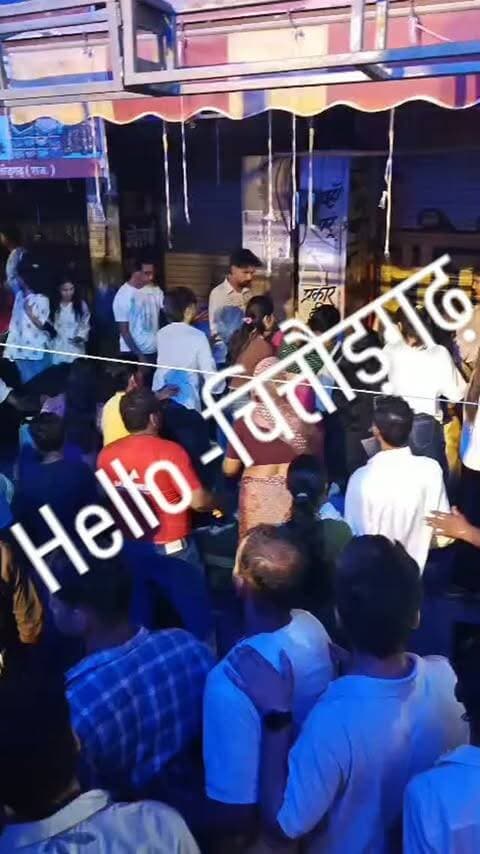 चित्तौड़गढ़ में गणपति विसर्जन के विशाल जुलूस के दौरान मामूली विवाद की सूचना, पुलिस ने तुरंत संभाली स्थिति
चित्तौड़गढ़ में गणपति विसर्जन के दौरान निकले विशाल जुलूस में लाखों की भीड़ के बीच गोल प्याऊ चौराहे के आसपास किसी बात को लेकर मामूली विवाद होने की जानकारी सामने आई। मौके पर मौजूद लोगों और स्थानीय निवासियों द्वारा मीडिया को वीडियो एवं जानकारी भेजी गई।
मौके पर पुलिस अधिकारी और चिकित्सा टीम मौजूद थी। स्थानीय लोगों के अनुसार, पुलिस टीम ने तत्काल मौके पर पहुंचकर स्थिति को नियंत्रित किया और मामला शांत कराया। एसपी धर्मेंद्र सिंह के निर्देशन में पुलिस अधिकारियों की टीम मौके पर मौजूद रही और स्थिति पर नजर बनाए रखी।
Hello Chittorgarh को प्राप्त जानकारी स्थानीय लोगों एवं मौके पर मौजूद व्यक्तियों द्वारा साझा किए गए वीडियो और विवरण पर आधारित है। घटना को लेकर आधिकारिक पुष्टि अथवा विस्तृत जानकारी संबंधित प्रशासन/पुलिस द्वारा स्पष्ट की जानी बाकी �