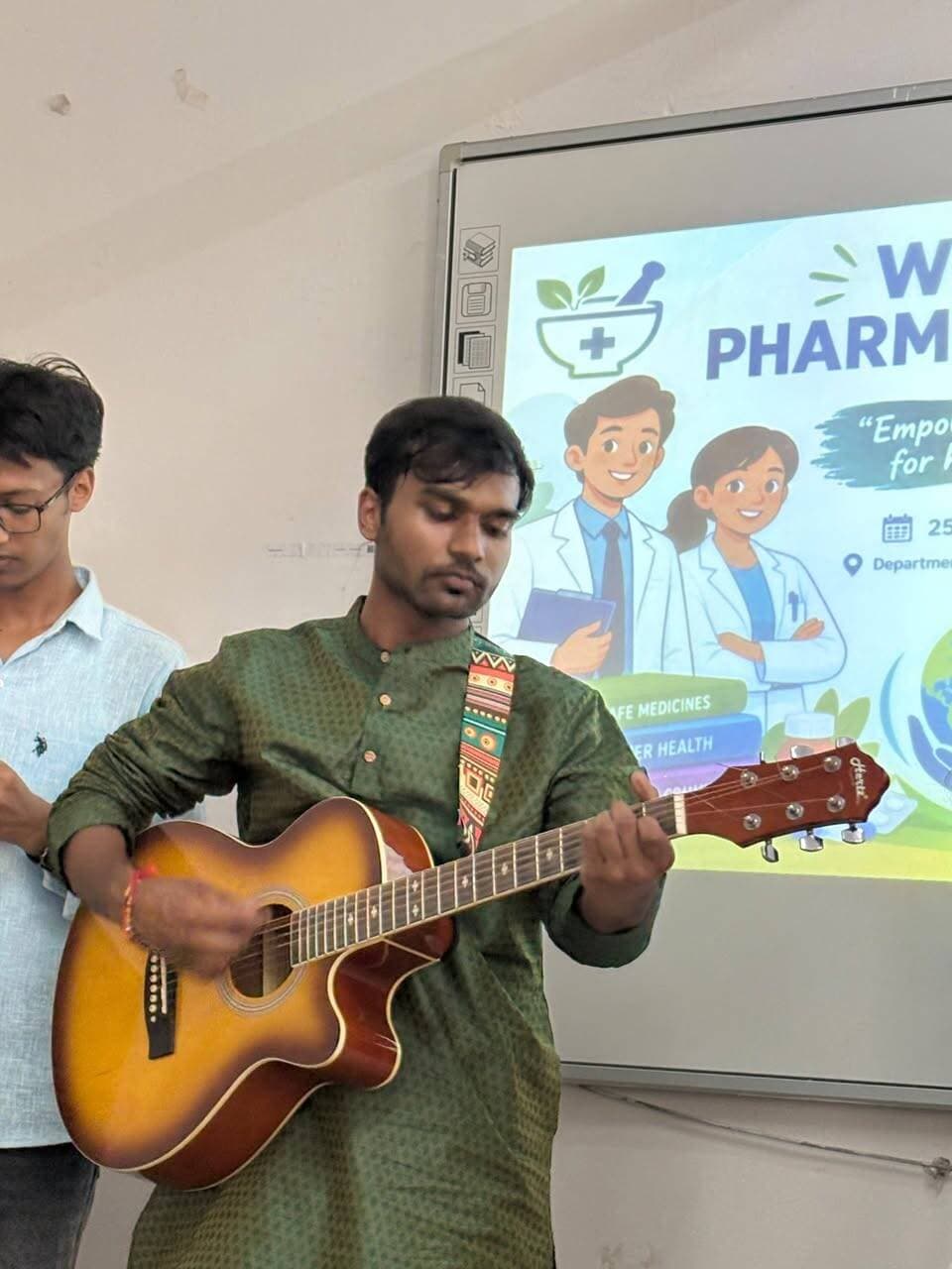 गढ़वाल विश्वविद्यालय में नवप्रवर्तन और साक्ष्य-आधारित स्वास्थ्य सेवाओं पर विशेष ध्यान देते हुए विश्व फार्मासिस्ट्स दिवस का उत्सव धूमधाम से मनाया गया
हेमवती नन्दन बहुगुणा गढ़वाल विश्वविद्यालय (एचएनबीजीयू), श्रीनगर गढ़वाल के फार्मास्युटिकल साइंसेज विभाग ने 2026 का विश्व फार्मासिस्ट्स दिवस उत्साहपूर्वक मनाया। इस कार्यक्रम में संकाय सदस्य, शोधार्थी एवं छात्र-छात्राओं ने सक्रिय भागीदारी की, जिसका मुख्य विषय था “स्वस्थ भविष्य के लिए फार्मासिस्ट्स को सशक्त बनाना।”
मुख्य अतिथि, प्रो. वाई. पी. रैवानी, एचएनबीजीयू के कुलसचिव, ने स्वास्थ्य सेवाओं में फार्मासिस्ट्स की महत्त्वपूर्ण भूमिका एवं आर्टिफिशियल इंटेलिजेंस द्वारा उपलब्ध हो रहे नए अवसरों पर चर्चा की। उन्होंने छात्रों को नई-नई क्षमताएँ सीखते रहने और दवा प्रबंधन, स्वास्थ्य सेवा वितरण तथा रोगी देखभाल को बेहतर बनाने के लिए आर्टिफिशियल इंटेलिजेंस का जिम्मेदारीपूर्वक उपयोग करने के लिए प्रेरित किया।
फार्मास्युटिकल साइंसेज विभाग के विभागाध्यक्ष प्रो. अब्दुल फारुख ने स्वास्थ्य सेवाओं में फार्मासिस्ट्स की बदलती भूमिकाओं और अवसरों पर चर्चा की। उन्होंने जोर देकर कहा कि फार्मेसी शिक्षा एवं व्यवहार में नवप्रवर्तन को आवश्यक रूप से शामिल किया जाना चाहिए ताकि फार्मासिस्ट्स भविष्य के लिए तैयार हो सकें। उन्होंने छात्रों से समस्या-समाधान, तकनीकी और उद्यमिता कौशल विकसित करने तथा नई स्वास्थ्य चुनौतियों के लिए नवाचारी समाधान खोजने का आह्वान किया। प्रो. फारुख ने यह भी कहा कि फार्मासिस्ट्स को अनुकूलनशील, तकनीकी रूप से दक्ष और सामाजिक रूप से जिम्मेदार होना चाहिए। उन्होंने छात्रों को फार्मासिस्ट्स शपथ दिलवाकर नैतिक व्यवहार व समाज सेवा के प्रति उनकी प्रतिबद्धता को दोहराया।
प्रो. अजय नामदेव ने भारतीय पारंपरिक ज्ञान की समृद्ध विरासत और उसकी समकालीन स्वास्थ्य व्यवस्था में प्रासंगिकता को रेखांकित किया। उन्होंने रामायण का उल्लेख करते हुए बताया कि हनुमान जी ने लक्ष्मण जी का उपचार करने के लिए संजीवनी बूटी लायी थी, जिससे भारत के औषधीय पौधों एवं उनके उपयोग संबंधी प्राचीन ज्ञान की परंपरा को रेखांकित किया। उन्होंने आधुनिक अनुसंधान विधियों द्वारा पारंपरिक ज्ञान का वैज्ञानिक अध्ययन और प्रमाणीकरण किए जाने की आवश्यकता पर बल दिया। उन्होंने “स्थानीय ज्ञान का वैश्वीकरण – वैश्विक तकनीकों का स्थानीयकरण” की अवधारणा के साथ अपने वक्तव्य का समापन किया, जिसमें आधुनिक विज्ञान के साथ भारत के पारंपरिक ज्ञान के एकीकरण द्वारा वैश्विक रूप से प्रासंगिक स्वास्थ्य समाधानों के निर्माण पर बल दिया गया।
इस समारोह में विभिन्न छात्र-केंद्रित गतिविधियाँ आयोजित की गईं, जैसे सांस्कृतिक प्रस्तुतियाँ, रंगोली, पोस्टर प्रस्तुति और रील-निर्माण प्रतियोगिता, जिससे छात्रों को अपनी रचनात्मकता, संवाद कौशल और फार्मास्युटिकल ज्ञान प्रदर्शित करने का अवसर मिला। सभी गतिविधियाँ डॉ. गौरव जोशी की देखरेख में सम्पन्न हुईं।
कार्यक्रम का समापन डॉ. गौरव जोशी द्वारा दिए गए धन्यवाद प्रस्ताव के साथ हुआ, जिसमें उन्होंने मुख्य अतिथि, वक्ताओं, संकाय सदस्यों, शोधार्थियों, छात्रों, एवं आयोजन के सफल संचालन में सहायता देने वाले सभी लोगों के प्रति आभार प्रकट किया। उन्होंने छात्रों की सक्रिय भागीदारी की प्रशंसा की और कहा कि ऐसे कार्यक्रम भविष्य के फार्मासिस्ट्स में व्यावसायिक प्रतिबद्धता, रचनात्मकता, नवप्रवर्तन एवं सामाजिक उत्तरदायित्व को बढ़ावा देने के लिए महत्वपूर्ण हैं।
कार्यक्रम में संकाय सदस्यों—डॉ. विजय ज्योति कुमार, डॉ. नितिन सती, डॉ. अजय सेमल्टी, डॉ. मुकेश मैठाणी, डॉ. मनोज गोयल, डॉ. राम साहू, डॉ. सोमेश थपलियाल, डॉ. भूपिंदर कुमार, डॉ. जयंत कुमार—शोधार्थियों एवं छात्रों ने उत्साहपूर्वक भाग लिया। कार्यक्रम का संचालन छात्रा आशी चौधरी एवं वरुण कुमार ने किया।
इस उत्सव ने फार्मासिस्ट्स के विविध योगदानों को पहचानने और छात्रों को नवप्रवर्तन, तकनीक, साक्ष्य-आधारित व्यवहार और समुदाय-केंद्रित स्वास्थ्य सेवाएँ अपनाने के लिए प्रेरित करने हेतु एक मूल्यवान मंच प्रदान किया।