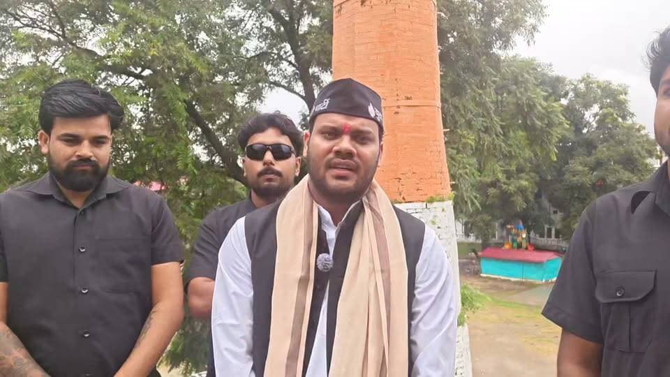 युवा क्रांति पार्टी का चुनावी ऐलान
उत्तराखंड की सियासत में नई पार्टी युवा क्रांति पार्टी ने आगामी विधानसभा चुनाव को लेकर अपनी रणनीति साफ कर दी है। पार्टी अध्यक्ष ने ऐलान किया है कि वह रायपुर विधानसभा सीट से चुनाव लड़ेंगे। इससे पहले उनके मसूरी और रायपुर से चुनाव लड़ने की चर्चाएं थीं। पार्टी का दावा है कि उत्तराखंड की करीब 15 से 20 विधानसभा सीटों पर चुनाव लड़ने की तैयारी की जा रही है और अक्टूबर के पहले सप्ताह में उम्मीदवारों और सीटों को लेकर औपचारिक घोषणा की जाएगी।
युवा क्रांति पार्टी के अध्यक्ष ने कहा कि पार्टी का मुख्य उद्देश्य प्रदेश के युवाओं को जोड़ना और उनकी आवाज को मजबूती से उठाना है। उन्होंने कहा कि युवाओं से जुड़े रोजगार, शिक्षा, पेपर लीक और प्रतियोगी परीक्षाओं जैसे मुद्दों को पार्टी चुनावी एजेंडे में प्रमुखता से उठाएगी।
पार्टी अध्यक्ष के मुताबिक, उनकी पार्टी के साथ पिछले एक साल में करीब 25 से 30 हजार युवा जुड़े हैं। उन्होंने बताया कि 15 सितंबर को शिक्षा से जुड़ी पहल के तहत 100 बच्चों के लिए घोषणा की गई थी, जिसे पूरा किया जा चुका है।
उन्होंने कहा कि 17 अक्टूबर को अपने जन्मदिन के मौके पर युवाओं को लेकर एक और बड़ी घोषणा की जाएगी।
पेपर लीक और युवाओं के आंदोलनों का जिक्र करते हुए पार्टी अध्यक्ष ने कहा कि मुद्दा यह नहीं है कि सरकार किसकी है या पहले किसकी थी, बल्कि सवाल यह है कि युवाओं को अपने अधिकारों के लिए सड़कों पर उतरने की जरूरत क्यों पड़ रही है। उन्होंने कहा कि पेपर लीक, रोजगार की कमी और युवाओं में बढ़ती आत्महत्या जैसी समस्याओं पर राजनीतिक दलों को गंभीरता से काम करना चाहिए।