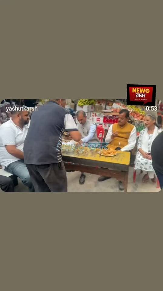 सड़क मार्ग से शिमला जाते हुए चमाकड़ी पुल पर चाय की चुस्कियाँ लेते हुए मुख्यमंत्री Sukhvinder Singh Sukhu इस दौरान स्थानीय दुकानदारों के साथ बातचीत भी की
इस अवसर पर विधायक सुंदर ठाकुर जी भी मौजूद रहे।
