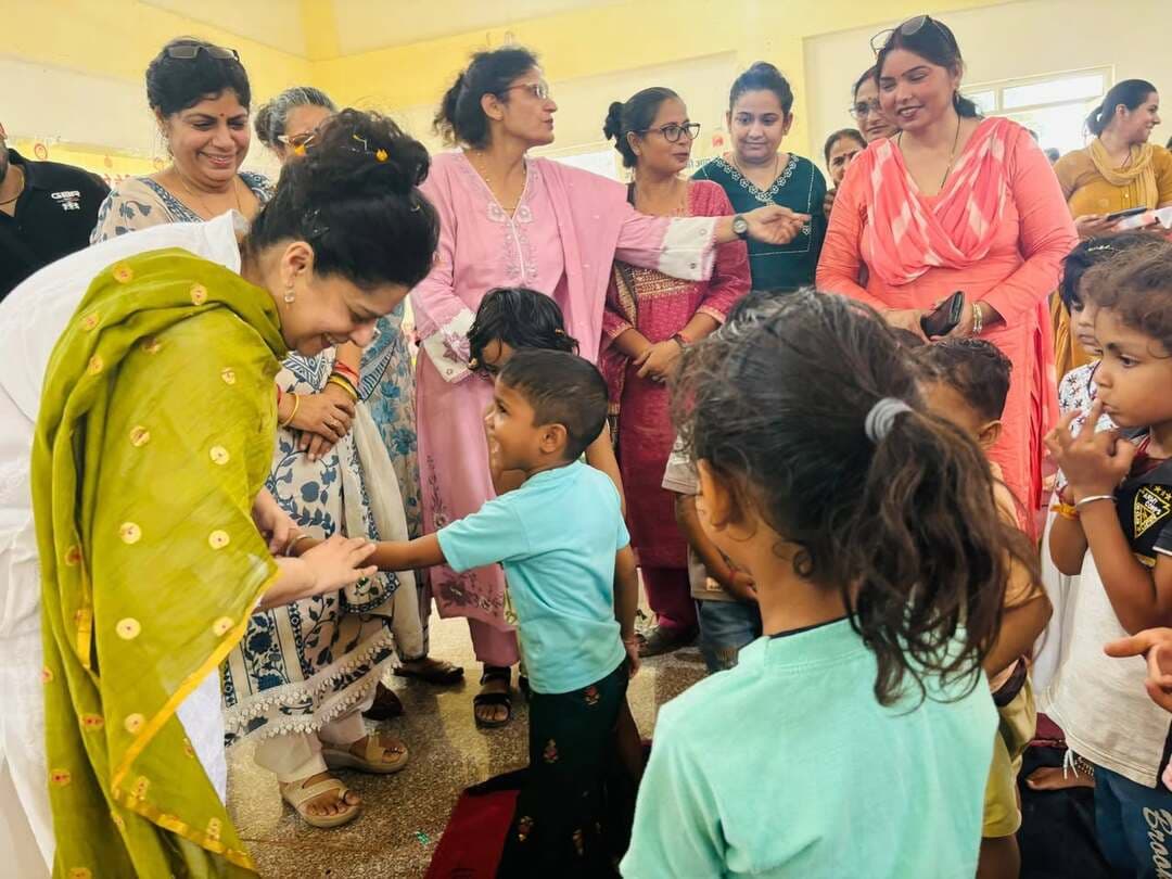पंचकूला में ‘आंगन मिलन सेवा कार्यक्रम’ का भव्य आयोजन
महिला एवं बाल विकास मंत्री श्रुति चौधरी ने बच्चों, गर्भवती महिलाओं और आंगनवाड़ी कार्यकर्ताओं से किया संवाद
उत्कृष्ट योगदान के लिए आंगनवाड़ी कार्यकर्ताओं का किया सम्मानित
राष्ट्रीय पोषण माह के तहत दिलाई पोषण शपथ
पंचकूला 26 सितंबर: महिला एवं बाल विकास विभाग पंचकूला, हरियाणा की निदेशक, डॉक्टर प्रियंका सोनी, की अध्यक्षता में ‘सेवा संकल्प अभियान’ के अंतर्गत सेक्टर-20, पंचकूला स्थित अग्रसेन भवन में ‘आंगन मिलन सेवा कार्यक्रम’ का भव्य आयोजन किया गया। यह अभियान 17 सितंबर से 17 अक्टूबर 2026 तक आयोजित किया जा रहा है, जबकि इसके अंतर्गत ‘आंगन मिलन सेवा कार्यक्रम’ की विशेष अवधि 25 सितंबर से 7 अक्टूबर 2026 तक निर्धारित की गई है।
कार्यक्रम में हरियाणा की महिला एवं बाल विकास मंत्री
श्रीमती श्रुति चौधरी ने मुख्य अतिथि के रूप में शिरकत की।
कार्यक्रम के दौरान मंत्री श्रीमती श्रुति चौधरी द्वारा बच्चों, गर्भवती महिलाओं एवं आंगनवाड़ी कार्यकर्ताओं के साथ संवाद भी किया गया तथा उनकी आवश्यकताओं, अनुभवों एवं विभाग द्वारा प्रदान की जा रही सेवाओं के संबंध में जानकारी ली गई। इस अवसर पर मंत्री श्रीमती श्रुति चौधरी द्वारा आंगनवाड़ी कार्यकर्ताओं को उनके सराहनीय कार्य एवं विभागीय सेवाओं के प्रभावी क्रियान्वयन में योगदान के लिए सम्मानित भी किया गया।
कार्यक्रम का उद्देश्य आंगनवाड़ी केंद्रों के माध्यम से महिलाओं, गर्भवती एवं धात्री माताओं तथा बच्चों को पोषण, स्वास्थ्य एवं देखभाल संबंधी सेवाओं से जोड़ते हुए समुदाय की सक्रिय भागीदारी सुनिश्चित करना और जन-जन तक पोषण एवं महिला-बाल कल्याण का संदेश पहुंचाना रहा।
*अन्नप्राशन संस्कार से बच्चों के स्वस्थ भविष्य की शुरुआत*
कार्यक्रम के दौरान 6 माह की आयु पूर्ण कर चुके बच्चों का अन्नप्राशन संस्कार कराया गया। इस अवसर पर बच्चों के उचित पोषण एवं उनके स्वस्थ शारीरिक और मानसिक विकास के लिए संतुलित एवं पौष्टिक आहार के महत्व के बारे में भी जागरूक किया गया।
गोद भराई एवं पोषण टोकरियों से मातृत्व को मिला सम्मान
कार्यक्रम में गर्भवती महिलाओं की गोद भराई की रस्म आयोजित की गई। गर्भवती महिलाओं को हरी पत्तेदार सब्जियों, फलों तथा आंगनवाड़ी केंद्रों के माध्यम से उपलब्ध करवाए जाने वाले पौष्टिक प्री-मिक्स खाद्य पदार्थों, जैसे खिचड़ी प्री-मिक्स एवं हलवा प्री-मिक्स आदि से युक्त पोषण टोकरियां भेंट की गईं। इसके माध्यम से गर्भावस्था के दौरान पौष्टिक आहार एवं संतुलित खान-पान के महत्व का संदेश दिया गया।
पौधारोपण के माध्यम से पर्यावरण संरक्षण का संदेश
कार्यक्रम के दौरान अतिथियों एवं विभागीय अधिकारियों द्वारा परिसर में पौधारोपण भी किया गया। इस अवसर पर पर्यावरण संरक्षण, स्वच्छता तथा आने वाली पीढ़ियों के लिए हरित एवं स्वस्थ वातावरण तैयार करने का संदेश दिया गया।
राष्ट्रीय पोषण माह के तहत दिलाई गई पोषण शपथ
कार्यक्रम में राष्ट्रीय पोषण माह-2026 के अंतर्गत उपस्थित अधिकारियों, आंगनवाड़ी कार्यकर्ताओं, सहायिकाओं एवं लाभार्थियों को सुपोषित भारत के निर्माण में सक्रिय योगदान देने की शपथ दिलाई गई। इस दौरान महिलाओं एवं बच्चों के स्वास्थ्य, पोषण, स्वच्छता तथा संतुलित आहार के प्रति जागरूकता बढ़ाने पर विशेष जोर दिया गया।
‘आंगन मिलन सेवा कार्यक्रम’ ने आंगनवाड़ी केंद्रों को सेवा, संवाद और सामुदायिक सहभागिता के प्रभावी मंच के रूप में प्रस्तुत किया। कार्यक्रम के माध्यम से महिलाओं एवं बच्चों के कल्याण के लिए विभाग द्वारा संचालित सेवाओं एवं योजनाओं की जानकारी भी आमजन तक पहुंचाई गई।
कार्यक्रम के समापन अवसर पर उपस्थित सभी अधिकारियों, कर्मचारियों, आंगनवाड़ी कार्यकर्ताओं एवं लाभार्थियों ने महिलाओं और बच्चों के सर्वांगीण विकास, बेहतर पोषण, स्वास्थ्य एवं सुरक्षित भविष्य सुनिश्चित करने के लिए सामूहिक रूप से संकल्प लिया।