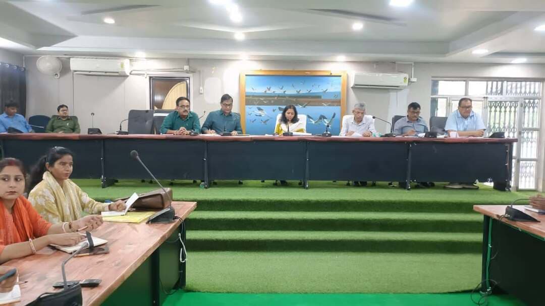 जिला स्वास्थ्य समिति, कटिहार
प्रेस विज्ञप्ति
दिनांक: 26.09.2026
संस्थागत प्रसव शत-प्रतिशत कराने का लक्ष्य, 57 एम्बुलेंस से प्रतिदिन 300 कॉल का निर्देश
कटिहार, 26 सितंबर। स्वास्थ्य विभाग के विभिन्न कार्यक्रमों की समीक्षा को लेकर शनिवार को उप विकास आयुक्त महोदया की अध्यक्षता में समीक्षा बैठक आयोजित की गई। बैठक में मातृत्व स्वास्थ्य, संस्थागत प्रसव, ANC, HRP, परिवार नियोजन, NCD, EHR एवं एम्बुलेंस सेवाओं की गहन समीक्षा की गई।
उप विकास आयुक्त महोदया ने सभी MOIC, BHM एवं BCM को शत-प्रतिशत संस्थागत प्रसव सुनिश्चित करने का निर्देश दिया। गर्भवती महिलाओं की चारों ANC जांच, विशेषकर चौथी ANC के बाद नियमित फॉलोअप तथा High Risk Pregnancy (HRP) मामलों की विशेष निगरानी करने को कहा गया, ताकि समय पर रेफरल एवं सुरक्षित प्रसव सुनिश्चित हो सके।
बैठक में सभी स्वास्थ्य संस्थानों के IPD एवं OPD मरीजों की Electronic Health Record (EHR) में शत-प्रतिशत प्रविष्टि सुनिश्चित करने का निर्देश दिया गया। मातृत्व स्वास्थ्य में अपेक्षित सुधार लाने के साथ-साथ जिले में अपेक्षाकृत अधिक TFR को ध्यान में रखते हुए परिवार नियोजन कार्यक्रम को प्रभावी बनाने पर जोर दिया गया। इसके लिए परिवार नियोजन की अलग से समीक्षा बैठक आयोजित करने का निर्देश दिया गया।
जिलाधिकारी के निर्देश के आलोक में बलरामपुर एवं बारसोई में संचालित पायलट प्रोजेक्ट की भी समीक्षा की गई। निर्देश दिया गया कि स्वास्थ्य विभाग, ICDS एवं जीविका के समन्वय से सभी प्रखंडों में तीन-तीन पंचायतों का चयन कर तीन माह के पायलट प्रोजेक्ट के दौरान Home Delivery को शून्य एवं Institutional Delivery को शत-प्रतिशत करने का प्रयास किया जाए। प्रत्येक बुधवार आयोजित संध्या चौपाल को इस अभियान के प्रभावी संवाद एवं जन-जागरूकता का माध्यम बनाने पर भी जोर दिया गया।
एम्बुलेंस सेवा के कम उपयोग पर चिंता व्यक्त करते हुए उप विकास आयुक्त महोदया ने सभी एम्बुलेंस का प्रभावी उपयोग सुनिश्चित करने का निर्देश दिया। समीक्षा में एक एम्बुलेंस का औसत ट्रिप 2.1 पाया गया। जिले में संचालित 57 एम्बुलेंस के लिए प्रतिदिन न्यूनतम 5 कॉल प्रति एम्बुलेंस, अर्थात लगभग 300 कॉल प्रतिदिन, का लक्ष्य रखते हुए इसकी नियमित मॉनिटरिंग एवं समीक्षा का निर्देश दिया गया।
बैठक में स्पष्ट किया गया कि मातृ एवं शिशु स्वास्थ्य में सुधार के लिए ANC से लेकर HRP फॉलोअप, संस्थागत प्रसव, रेफरल एवं एम्बुलेंस सेवा तक पूरी स्वास्थ्य सेवा श्रृंखला को प्रभावी बनाना आवश्यक है।
Information & Public Relations Department, Government of Bihar Social Welfare Department, Government of Bihar Samrat Choudhary CMO Bihar