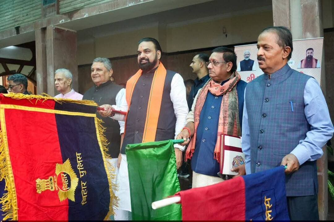 माननीय मुख्यमंत्री श्री सम्राट चौधरी जी ने आज मुख्यमंत्री सचिवालय में गृह विभाग के अंतर्गत राष्ट्रीय राजमार्ग सुरक्षा एवं निर्बाध यातायात व्यवस्था के सुदृढ़ीकरण हेतु 58 राजमार्ग गश्ती वाहनों को झंडी दिखाकर रवाना किया।
राष्ट्रीय राजमार्ग गश्ती वाहनों के लोकार्पण का उद्देश्य राष्ट्रीय राजमार्गों पर सुगम, सुरक्षित एवं निर्बाध यातायात व्यवस्था सुनिश्चित करने के साथ सड़क दुर्घटनाओं में होने वाली मृत्यु को कम करना है। यह पहल भारत सरकार के Vision-2030 के तहत सड़क दुर्घटनाओं में मृत्यु दर को 50 प्रतिशत तक कम करने के लक्ष्य की दिशा में महत्वपूर्ण कदम है।
Samrat Choudhary CMO Bihar Information & Public Relations Department, Government of Bihar Department of Information Technology
#samratchodhary
#CMSamrat