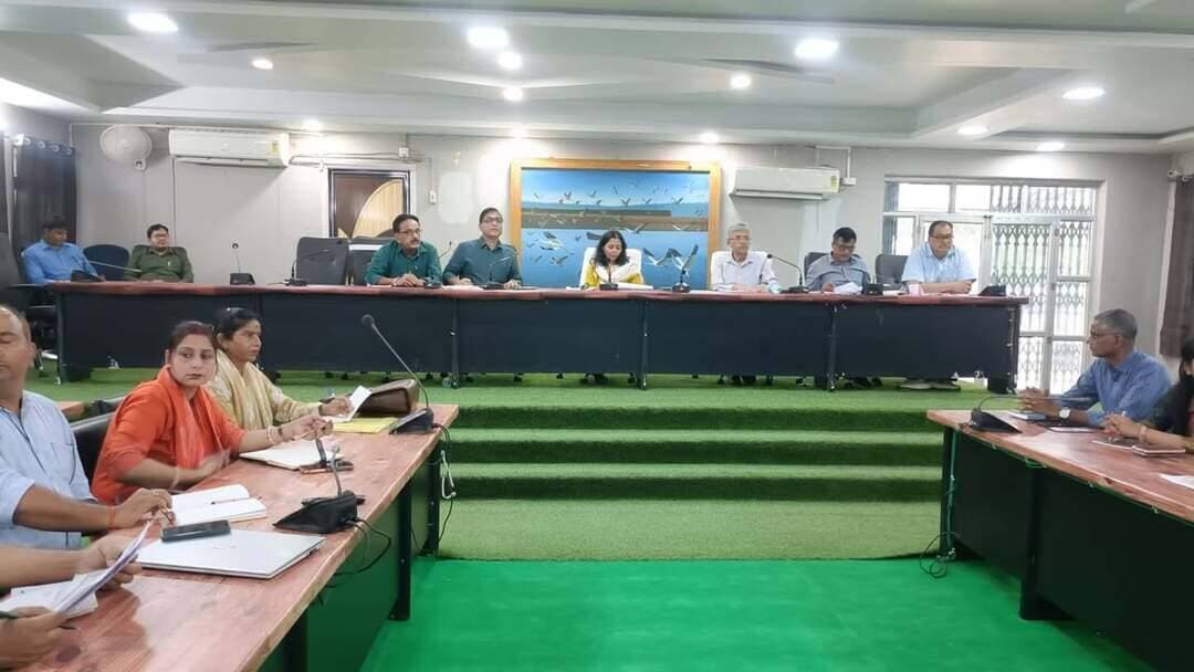संस्थागत प्रसव शत-प्रतिशत कराने का लक्ष्य, 57 एम्बुलेंस से प्रतिदिन 300 कॉल का निर्देश
कटिहार, 26 सितंबर। स्वास्थ्य विभाग के विभिन्न कार्यक्रमों की समीक्षा को लेकर शनिवार को उप विकास आयुक्त महोदया की अध्यक्षता में समीक्षा बैठक आयोजित की गई। बैठक में मातृत्व स्वास्थ्य, संस्थागत प्रसव, ANC, HRP, परिवार नियोजन, NCD, EHR एवं एम्बुलेंस सेवाओं की गहन समीक्षा की गई।
उप विकास आयुक्त महोदया ने सभी MOIC, BHM एवं BCM को शत-प्रतिशत संस्थागत प्रसव सुनिश्चित करने का निर्देश दिया। गर्भवती महिलाओं की चारों ANC जांच, विशेषकर चौथी ANC के बाद नियमित फॉलोअप तथा High Risk Pregnancy (HRP) मामलों की विशेष निगरानी करने को कहा गया, ताकि समय पर रेफरल एवं सुरक्षित प्रसव सुनिश्चित हो सके।
बैठक में सभी स्वास्थ्य संस्थानों के IPD एवं OPD मरीजों की Electronic Health Record (EHR) में शत-प्रतिशत प्रविष्टि सुनिश्चित करने का निर्देश दिया गया। मातृत्व स्वास्थ्य में अपेक्षित सुधार लाने के साथ-साथ जिले में अपेक्षाकृत अधिक TFR को ध्यान में रखते हुए परिवार नियोजन कार्यक्रम को प्रभावी बनाने पर जोर दिया गया। इसके लिए परिवार नियोजन की अलग से समीक्षा बैठक आयोजित करने का निर्देश दिया गया।
जिलाधिकारी के निर्देश के आलोक में बलरामपुर एवं बारसोई में संचालित पायलट प्रोजेक्ट की भी समीक्षा की गई। निर्देश दिया गया कि स्वास्थ्य विभाग, ICDS एवं जीविका के समन्वय से सभी प्रखंडों में तीन-तीन पंचायतों का चयन कर तीन माह के पायलट प्रोजेक्ट के दौरान Home Delivery को शून्य एवं Institutional Delivery को शत-प्रतिशत करने का प्रयास किया जाए। प्रत्येक बुधवार आयोजित संध्या चौपाल को इस अभियान के प्रभावी संवाद एवं जन-जागरूकता का माध्यम बनाने पर भी जोर दिया गया।
एम्बुलेंस सेवा के कम उपयोग पर चिंता व्यक्त करते हुए उप विकास आयुक्त महोदया ने सभी एम्बुलेंस का प्रभावी उपयोग सुनिश्चित करने का निर्देश दिया। समीक्षा में एक एम्बुलेंस का औसत ट्रिप 2.1 पाया गया। जिले में संचालित 57 एम्बुलेंस के लिए प्रतिदिन न्यूनतम 5 कॉल प्रति एम्बुलेंस, अर्थात लगभग 300 कॉल प्रतिदिन, का लक्ष्य रखते हुए इसकी नियमित मॉनिटरिंग एवं समीक्षा का निर्देश दिया गया।
बैठक में स्पष्ट किया गया कि मातृ एवं शिशु स्वास्थ्य में सुधार के लिए ANC से लेकर HRP फॉलोअप, संस्थागत प्रसव, रेफरल एवं एम्बुलेंस सेवा तक पूरी स्वास्थ्य सेवा श्रृंखला को प्रभावी बनाना आवश्यक है।
Information & Public Relations Department, Government of Bihar Bihar Health Department #CMSamrat #samratchoudhary #katihar