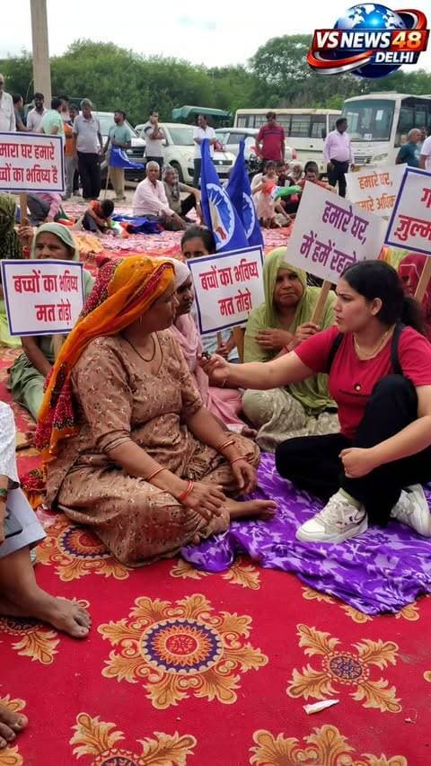 दिल्ली की पूरी कॉलोनी पर मंडराया | बुलडोजर का साया-सहमे लोग |
Aali Village | Delhi News
दिल्ली के सरिता विहार के आली गांव (Aali Village) में डीडीए (DDA) और प्रशासन द्वारा अवैध निर्माण व अतिक्रमण हटाने के नाम पर बुलडोजर कार्रवाई की जा रही है, जिससे स्थानीय लोगों में भारी दहशत और हड़कंप मचा हुआ है।
#delhi
#viralreels
#bulldozeraction
#saritavihar
myogi_adityanath