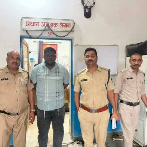 शादी से इनकार की नफरत में सागर से सतना पहुंचा युवक, कलेक्ट्रेट के सामने चाकू से हमला
इंस्टाग्राम की दोस्ती बनी एकतरफा प्रेम, धमकी और फिर खूनी हमले की वजह
सतना। शादी से इनकार से नाराज सागर निवासी 24 वर्षीय सूरज जाटव स्कूटी से सतना पहुंचा और कलेक्ट्रेट के सामने महिला मित्र पर चाकू से ताबड़तोड़ हमला कर दिया। दोनों की मुलाकात 2024 में रिश्तेदारी के विवाह समारोह में हुई थी, जिसके बाद इंस्टाग्राम पर बातचीत शुरू हुई। युवक ने शादी का प्रस्ताव रखा, लेकिन महिला के इनकार के बाद कथित तौर पर उसे परेशान करने और धमकी देने लगा। गुरुवार को वह सागर से सतना पहुंचा, महिला का पीछा किया और मौका मिलते ही कमर, पेट व गले पर वार कर दिए। हमले के बाद आरोपी सागर की ओर भागा, लेकिन पुलिस ने सीसीटीवी फुटेज के आधार पर सतना-नागौद के बीच घेराबंदी कर उसे पकड़ लिया। महिला को अस्पताल में भर्ती कराया गया, जबकि पुलिस ने हत्या के प्रयास का मामला दर्ज कर आरोपी को कोर्ट में पेश किया, जहा�