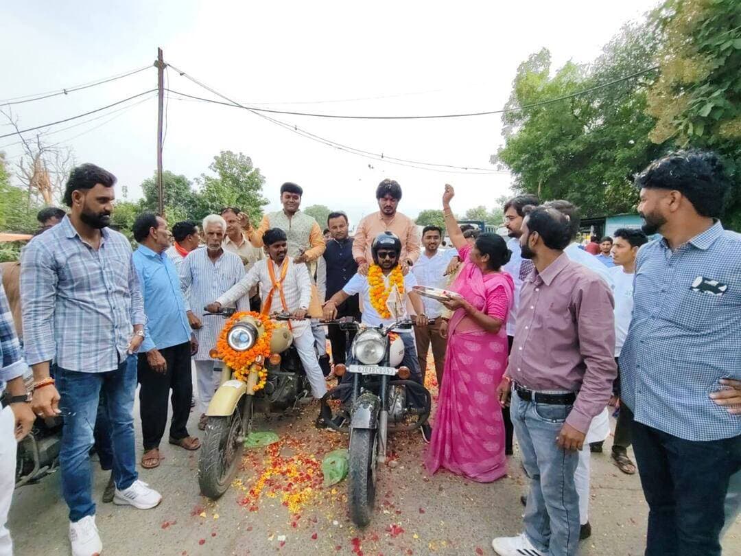 सेवा संकल्प यात्रा का भव्य और आत्मीय स्वागत
प्रधानमंत्री श्री नरेंद्र मोदी के जन्मदिवस के अवसर पर 17 सितंबर से 17 अक्टूबर तक आयोजित किए जा रहे सेवा संकल्प अभियान के अंतर्गत बड़नगर से वाराणसी के लिए निकाली जा रही ‘जल, जन और सेवा संकल्प यात्रा’ का सीहोर जिले के बुधनी तहसील की ग्राम पंचायत जहाजपुरा स्थित बांद्राभान पहुंचने पर ग्रामीणों एवं युवाओं ने आत्मीय स्वागत किया। इस अवसर पर यात्रा में शामिल यात्रियों पर पुष्प वर्षा कर स्वागत किया गया। 200 से अधिक युवाओं ने उत्साहपूर्वक सहभागिता कर यात्रा के प्रति अपनी शुभकामनाएं व्यक्त कीं।
‘जल, जन और सेवा संकल्प यात्रा’ सेवा, जनसंवाद और जनभागीदारी के संदेश को लेकर विभिन्न क्षेत्रों से होकर वाराणसी की ओर बढ़ रही है। यात्रा के दौरान लोगों को सेवा, सामाजिक सहभागिता और जनकल्याण से जुड़े संकल्पों के प्रति जागरूक किया जा रहा है। बांद्राभान में ग्रामीणों और युवाओं की सहभागिता ने यात्रा के स्वागत को आत्मीय और उत्साहपूर्ण बना दिया। यात्रा के स्वागत के दौरान जनपद अध्यक्ष श्री महेंद्र शर्मा, एसडीएम श्री संजीव नागू, एसडीओपी श्री रवि शर्मा, जनपद सीईओ श्री जितेन्द्र सिंह धाकरे, श्री पवन चौहान, श्री अल्पेश चौहान सहित अनेक ग्रामीण उपस्थित थे।
#डॉ_मोहन_यादव_का_विकसित_MP #सेवा_संकल्प_अभियान_2026 #विकसित_भारत #ModiAt25 #JansamparkMP #CMMadhyaPradesh #MadhyaPradesh #sehore #जनसेवा #सेवा_संकल्प #सेवा_के_25_वर्ष #जनकल्याण #सेवा_ही_संकल्प #आशीर्वाद