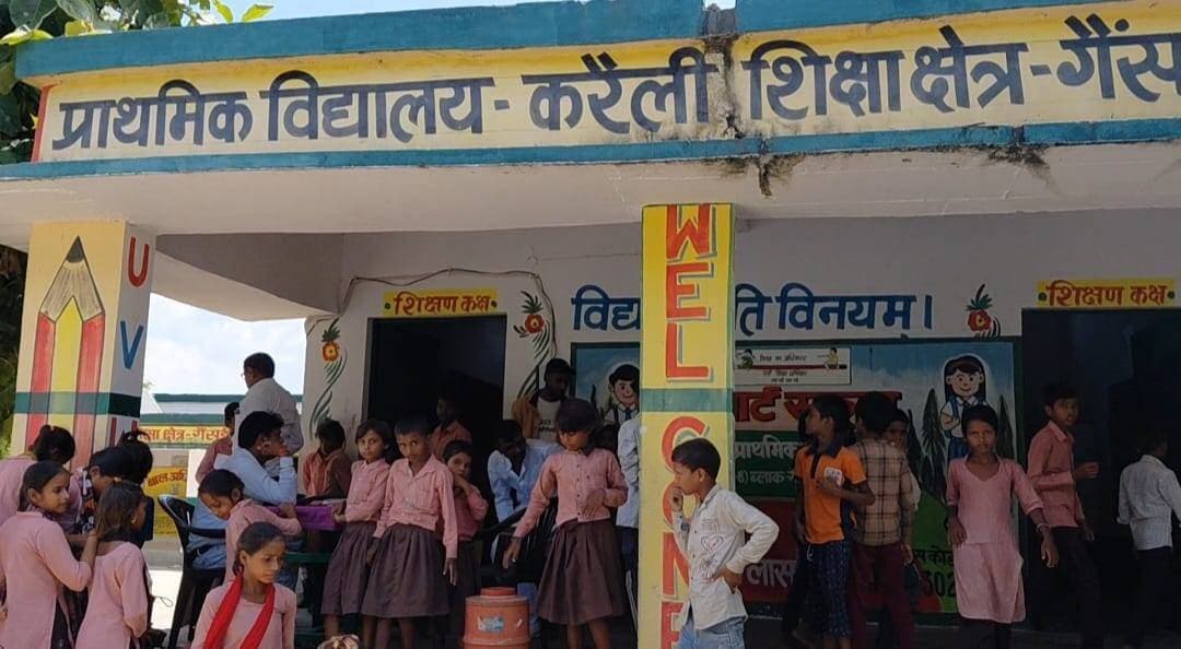 🚨 बलरामपुर: छात्र को बेरहमी से पीटने के आरोप में प्रधानाध्यापक निलंबित🚨
गैसड़ी शिक्षा क्षेत्र के कम्पोजिट विद्यालय करैली में कार्रवाई, बीएसए ने जांच रिपोर्ट के आधार पर लिया सख्त फैसला
बलरामपुर/गैसड़ी। कम्पोजिट विद्यालय करैली में छात्र की कथित पिटाई के मामले में विभाग ने बड़ी कार्रवाई की है। प्रभारी प्रधानाध्यापक शैलेन्द्र पाल सिंह को तत्काल प्रभाव से निलंबित कर दिया गया है। यह कार्रवाई बीएसए विकास चन्द्र श्रीवास्तव ने खंड शिक्षा अधिकारी की जांच रिपोर्ट के आधार पर की है।
जांच के अनुसार, 21 सितंबर को कक्षा पांच के छात्र पवन कुमार को शोर मचाने पर कथित रूप से डंडे से पीटा गया, जिससे उसकी पीठ पर गंभीर चोटें आने की बात सामने आई। जांच में यह भी उल्लेख किया गया है कि इससे पहले कक्षा आठ के छात्र प्रमोद के साथ मारपीट का मामला सामने आया था, जिसमें उसके हाथ में फ्रैक्चर होने का आरोप है।
जांच में प्रधानाध्यापक पर अभिभावकों से गाली-गलौज करने, छात्रा अंकिता को अगली कक्षा में प्रमोट न करने तथा विद्यालय से संबंधित वीडियो सोशल मीडिया पर वायरल होने से विभाग की छवि प्रभावित होने संबंधी आरोप भी सामने आए।
मामले को गंभीरता से लेते हुए बीएसए ने निलंबन की कार्रवाई की है। निलंबन अवधि में शैलेन्द्र पाल सिंह को तुलसीपुर बीआरसी से संबद्ध किया गया है। विभागीय स्तर पर आगे की कार्रवाई जारी रहने की बात कही गई है।
छात्रों की सुरक्षा और विद्यालयों में अनुशासन को लेकर विभागीय कार्रवाई पर अब निगाहें टिकी हैं।
#बलरामपुर #गैसड़ी #BalrampurNews #Gainsari #SchoolNews #BasicEducation #BSA #शिक्षा_विभाग #प्रधानाध्यापक #निलंबन #छात्र_पिटाई #छात्र_सुरक्षा #विद्यालय #CompositeSchool #UPNews #UttarPradeshNews #BreakingNews #LocalNews