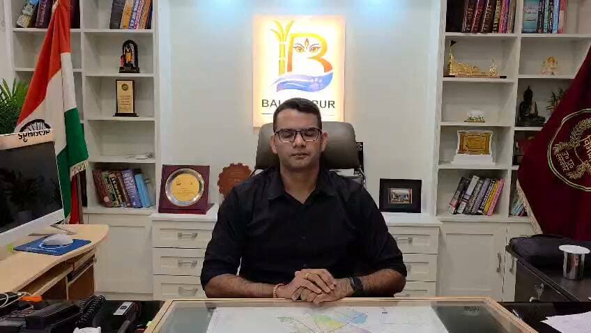 🚨 बलरामपुर में भारी बारिश का अलर्ट! डीएम डॉ. विपिन कुमार जैन ने जारी की अपील
रेड अलर्ट के बीच जिला प्रशासन पूरी तरह सतर्क, राहत-बचाव कार्य युद्धस्तर पर जारी
बलरामपुर। जनपद में लगातार हो रही अत्यधिक बारिश और मौसम विभाग के रेड अलर्ट को देखते हुए जिला प्रशासन पूरी तरह अलर्ट मोड पर है। जिलाधिकारी डॉ. विपिन कुमार जैन ने राहत एवं बचाव कार्यों की जानकारी देते हुए जनपदवासियों से विशेष सावधानी बरतने की अपील की है।
तेज हवाओं से कई स्थानों पर पेड़ गिरे, मकान भी क्षतिग्रस्त।
भारी बारिश और तेज हवाओं के चलते जिले के विभिन्न स्थानों पर पेड़ गिरने तथा मकानों के क्षतिग्रस्त होने की घटनाएं सामने आई हैं। प्रभावित परिवारों को नियमानुसार सहायता उपलब्ध कराई जा रही है।
🚨 कई विभाग फील्ड में, सड़कों से हटाए जा रहे पेड़।
वन विभाग, लोक निर्माण विभाग, पुलिस बल, विद्युत विभाग और सभी उपजिलाधिकारी लगातार फील्ड में रहकर राहत एवं बचाव कार्य में जुटे हैं। सड़कों पर गिरे पेड़ों को तत्काल हटाकर आवागमन सुचारु कराया जा रहा है।
⚡ विद्युत आपूर्ति बहाल करने में जुटी टीमें
पेड़ों के गिरने से कई स्थानों पर विद्युत आपूर्ति प्रभावित हुई है। विद्युत विभाग द्वारा अतिरिक्त संसाधन और टीमें लगाकर युद्धस्तर पर बिजली आपूर्ति बहाल करने का कार्य किया जा रहा है। डीएम ने लोगों से विद्युत विभाग की टीमों को सुरक्षित ढंग से काम करने देने और विद्युत कर्मियों का सहयोग करने की अपील की है।
⚠️ डीएम की जनपदवासियों से खास अपील
👉 अत्यंत आवश्यक कार्य होने पर ही घर से बाहर निकलें।
👉 पेड़ों के नीचे खड़े न हों।
👉 जलभराव वाले स्थानों से दूर रहें।
👉 नदी-नालों के आसपास जाने से बचें।
👉 प्रशासन द्वारा जारी दिशा-निर्देशों का पालन करें।
डीएम डॉ. विपिन कुमार जैन ने कहा कि जिला प्रशासन पूरी तत्परता के साथ राहत एवं बचाव कार्यों में जुटा है। आपदा की इस घड़ी में सभी के सहयोग से चुनौती का सामना किया जाएगा।
सतर्क रहें... सुरक्षित रहें... जिला प्रशासन का सहयोग करें।
#बलरामपुर #Balrampur #BreakingNews #HeavyRain #RainAlert #RedAlert #बारिश #अत्यधिकबारिश #मौसमअलर्ट #डीएमबलरामपुर #VipinKumarJain #जिलाधिकारी #राहतबचाव #ReliefAndRescue #विद्युतविभाग #Police #PWD #ForestDepartment #BalrampurNews #UPNews #उत्तरप्रदेश #आपदाप्रबंधन #सुरक्षितरहें #सतर्करहें