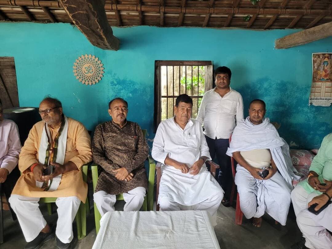 मधेपुरा जिले के प्रख्यात समाजसेवी एवं वरिष्ठ जनप्रतिनिधि स्वर्गीय खंतर प्रसाद यादव के ज्येष्ठ पुत्र तथा आशुतोष यादव के पिता सुखदेव प्रसाद यादव का 24 सितंबर 2026 को निधन हो गया। उनके निधन से क्षेत्र में शोक की लहर है। स्मृतिशेष सुखदेव प्रसाद यादव एक कर्मठ डाककर्मी एवं समाजसेवी के जाने जाते रहे. वे लंबे समय तक ब्रांच पोस्ट मास्टर के पद पर रहते हुए डाक विभाग में अपनी ईमानदारी, कर्तव्यनिष्ठा और सरल व्यवहार के लिए सम्मानित रहे। विभागीय दायित्वों के साथ-साथ सामाजिक जीवन में भी उनकी एक अलग पहचान थी।
(पूरी रिपोर्ट का लिंक कॉमेंट बॉक्स में...)