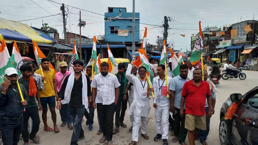 कांग्रेस कार्यकर्ताओं ने शनिवार को मुरलीगंज बाजार में संविधान बचाओ यात्रा निकाली। यात्रा आलमनगर, चौसा, पुरैनी, उदाकिशुनगंज और बिहारीगंज होते हुए मुरलीगंज पहुंची। यहां दुर्गा मंदिर परिसर से यात्रा की शुरुआत हुई। इसके बाद कार्यकर्ता सिनेमा चौक, हरिद्वार चौक, गोल बाजार और हाट बाजार होते हुए बैंगा पुल के समीप पहुंचे, जहां यात्रा का समापन किया गया। इसके बाद यात्रा कुमारखंड के लिए रवाना हो गयी।
(पूरी रिपोर्ट का लिंक कॉमेंट बॉक्स में...)