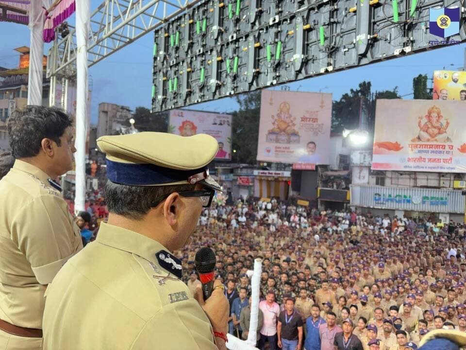 ३२ हून अधिक तासांचा अखंड बंदोबस्त…
मिरवणूक सुरळीत पार पडली, नागरिकांची सुरक्षा आणि वाहतूक व्यवस्था अबाधित ठेवत पुणे पोलिसांनी आपली जबाबदारी चोख बजावली.
कर्तव्याला वेळेची मर्यादा नसते.
#PunePolice4All #GanpatiVisarjan2026