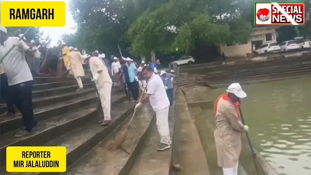 स्वच्छता ही सेवा अभियान 2026 के तहत नगर पंचायत रामगढ़ में अधिकारी और पूर्व विधायक ने सफाई कर लोगों को किया जागरूक।अधिकारी सिर्फ AC कैबिन में ही नहीं रहते झाड़ू भी उठाते थे बताने की कोशिश भी की गयी।