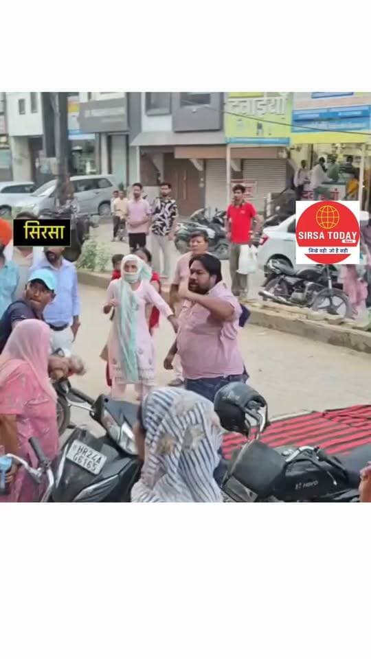 सिरसा में सड़क पर शव रखकर प्रदर्शन, डीएमसी अस्पताल पर पथराव!
-परिजनों का दर्द छलका—“इस अस्पताल ने हमारा बेटा मार दिया”।
इलाज में लापरवाही का आरोप लगाते हुए परिजनों ने शव सड़क पर रखकर प्रदर्शन किया और अस्पताल प्रशासन से इंसाफ की मांग की। गुस्साए लोगों ने अस्पताल पर पत्थर भी बरसाए।
अब सवाल है—क्या इलाज में लापरवाही हुई? अगर हुई तो जिम्मेदार कौन? परिजनों को कार्रवाई और न्याय का इंतजार है।