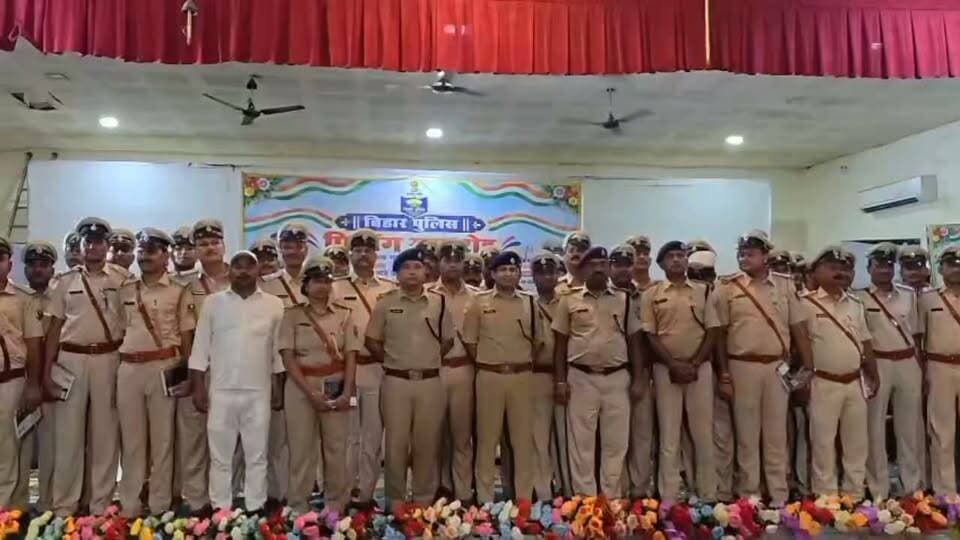 100 ASI बने SI...SP ने स्टार लगाकर किया सम्मान, बोले- अब जिम्मेदारी और बढ़ी