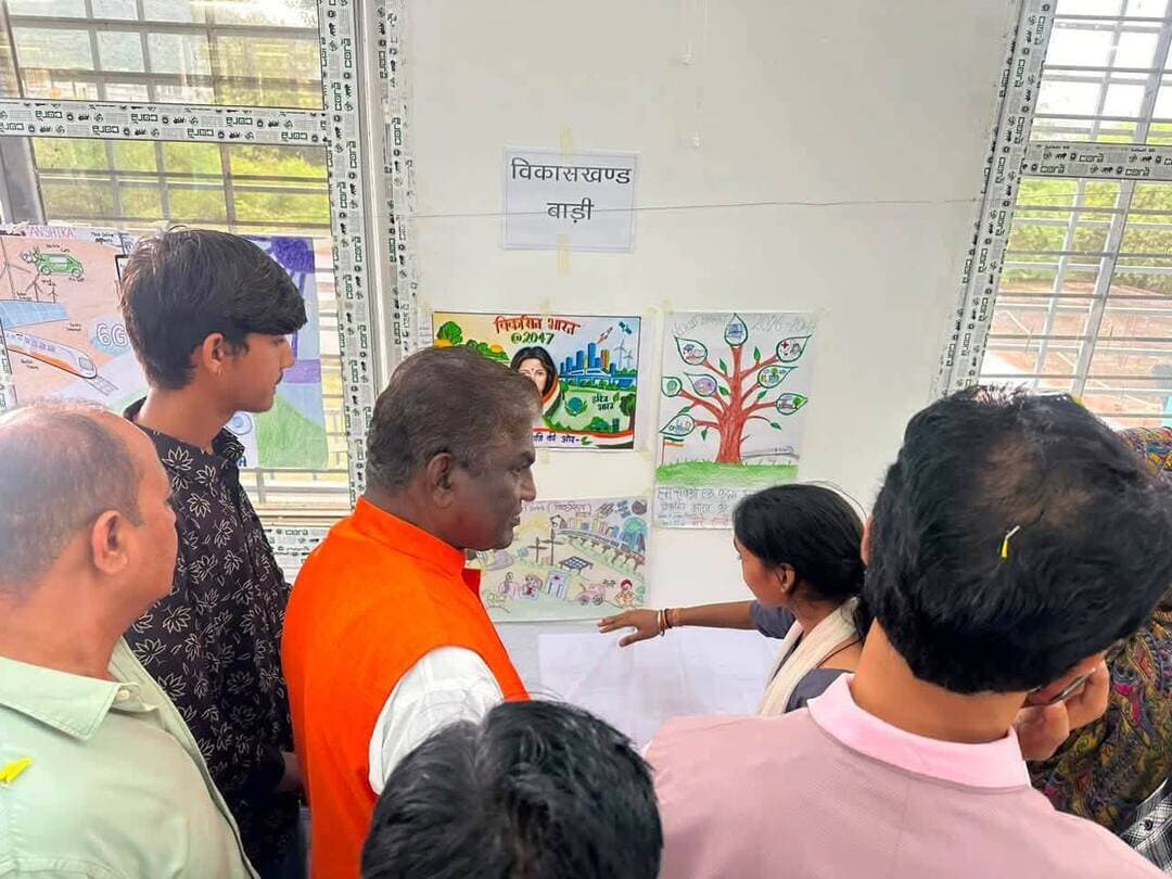 🔹रायसेन में सेवा संकल्प अभियान अंतर्गत ‘मेरे सपनों का भारत’ चित्रकला एवं भाषण प्रतियोगिता का जिला स्तरीय कार्यक्रम संपन्न
🔹विद्यार्थियों ने चित्रों और विचारों के माध्यम से प्रस्तुत किया विकसित एवं आत्मनिर्भर भारत का सपना
🔹विधायक डॉ चौधरी तथा जिला पंचायत अध्यक्ष श्री मीणा ने विद्यार्थियों को वितरित किए प्रमाण पत्र
––––
––––
#सेवा_संकल्प_अभियान के अंतर्गत विद्यार्थियों की रचनात्मक प्रतिभा और विचार अभिव्यक्ति को प्रोत्साहित करने के उद्देश्य से ‘मेरे सपनों का भारत’ चित्रकला एवं भाषण प्रतियोगिता का जिला स्तरीय कार्यक्रम रायसेन स्थित शासकीय आदर्श कन्या विद्यालय में आयोजित किया गया। जिसमें सांची विधायक डॉ प्रभुराम चौधरी, जिला पंचायत अध्यक्ष श्री यशवंत मीणा, जिला पंचायत सीईओ श्री कमल सोलंकी, श्री राकेश शर्मा तथा अन्य जनप्रतिनिधियों ने सहभागिता की। कार्यक्रम में जिले के विभिन्न विद्यालयों से चयनित विद्यार्थियों ने उत्साहपूर्वक सहभागिता की।
चित्रकला प्रतियोगिता में विद्यार्थियों ने अपनी कल्पनाशीलता और सृजनात्मकता के माध्यम से भारत के भविष्य की तस्वीर को रंगों में उकेरा। विद्यार्थियों के चित्रों में विकसित भारत, स्वच्छ एवं सुंदर भारत, पर्यावरण संरक्षण, शिक्षा, महिला सशक्तिकरण, विज्ञान एवं तकनीक, आत्मनिर्भरता तथा सामाजिक एकता जैसे विषय प्रमुखता से दिखाई दिए। अतिथियों ने विद्यार्थियों द्वारा बनाए गए चित्रों का अवलोकन किया और सराहना की।
वहीं भाषण प्रतियोगिता में विद्यार्थियों ने ‘मेरे सपनों का भारत’ विषय पर अपने विचार व्यक्त करते हुए देश के विकास, नागरिक जिम्मेदारियों, शिक्षा, नवाचार, स्वच्छता और राष्ट्र निर्माण में युवाओं की भूमिका पर प्रभावी ढंग से विचार रखे। प्रतिभागियों ने आत्मविश्वास के साथ अपने सपनों के भारत की कल्पना प्रस्तुत की।
कार्यक्रम में विद्यार्थियों का उत्साहवर्धन करते हुए अतिथियों ने कहा कि इस प्रकार की प्रतियोगिताएं बच्चों की रचनात्मक क्षमता, अभिव्यक्ति कौशल और आत्मविश्वास को बढ़ाने के साथ ही उन्हें राष्ट्र निर्माण के प्रति जागरूक बनाने में महत्वपूर्ण भूमिका निभाती हैं। विद्यार्थियों द्वारा प्रस्तुत विचार यह दर्शाते हैं कि नई पीढ़ी विकसित, समृद्ध, स्वच्छ और आत्मनिर्भर भारत की दिशा में अपनी भूमिका को लेकर सजग है।
प्रतियोगिता में उत्कृष्ट प्रदर्शन करने वाले विद्यार्थियों को प्रमाण पत्र वितरित कर प्रोत्साहित किया गया। कार्यक्रम में स्थानीय जनप्रतिनिधि, अधिकारी, शिक्षक, विद्यार्थी एवं उनके अभिभावक उपस्थित रहे।
#Raisen Jansampark Madhya Pradesh JDjansampark Bhopal Bhopal Commissioner Collector Office Raisen