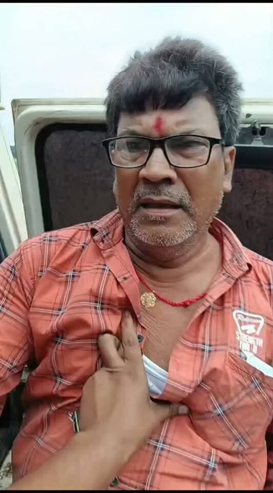 मैहर के कुटाई में ग्रामीणों ने पकड़ी अवैध शराब से भरी बोलेरो, भाटिया कंपनी जगह-जगह कर रही पैकारी
मैहर जिले के सोनवारी शराब दुकान की आड़ में कई गांवों में कथित अवैध पैकारियां संचालित हो रही है। जरियारी मोड़, कंचनपुर मोड़ और कटनी रोड पोड़ी के पास हाईवे किनारे मिनी दुकानों से शराब बिक्री की जा रही है। भाटिया कंपनी की सोनवारी शराब दुकान के मैनेजर संतोष सिंह के संरक्षण में बोलेरो और अन्य वाहनों से गांवों तक शराब पहुंचाई जा रही है।
कांग्रेस के पूर्व अध्यक्ष दिलीप मिश्रा ने आबकारी और पुलिस विभाग पर गंभीर आरोप लगाते हुए कार्रवाई की मांग की है। वहीं, कुटाई गांव के ग्रामीणों का एक वीडियो सामने आया है, जिसमें वे कथित अवैध शराब बिक्री का विरोध करते नजर आ रहे हैं। ग्रामीणों ने प्रशासन से कार्रवाई की मांग की है।
#MaiharNews #MadhyaPradeshNews #IllegalLiquor #Maihar #MPNews