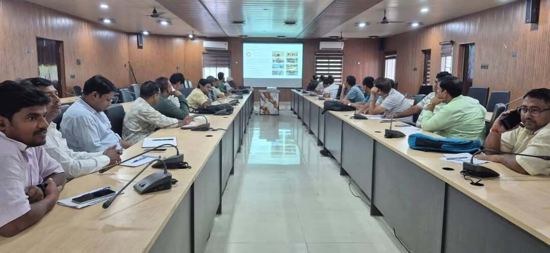 आज दिनांक 26.09.2026 को जिला परिषद सभागार, लखीसराय में VBGRAMG के अंतर्गत VGPP (विकसित ग्राम पंचायत योजना) से संबंधित तीन दिवसीय प्रशिक्षण कार्यक्रम का शुभारंभ किया गया।
प्रशिक्षण कार्यक्रम का उद्देश्य संबंधित पदाधिकारियों एवं कर्मियों को विकसित ग्राम पंचायत योजना के प्रभावी क्रियान्वयन तथा ग्राम पंचायतों के समग्र एवं सुनियोजित विकास के संबंध में आवश्यक जानकारी एवं प्रशिक्षण प्रदान करना है।
प्रशिक्षण के दौरान विकसित ग्राम पंचायत योजना के विभिन्न पहलुओं पर विस्तार से चर्चा की गई। प्रतिभागियों को ग्राम पंचायतों की स्थानीय आवश्यकताओं एवं उपलब्ध संसाधनों के अनुरूप विकास की प्राथमिकताएं निर्धारित करने, योजनाओं का बेहतर समन्वय स्थापित करने तथा पंचायत स्तर पर प्रभावी विकास कार्ययोजना तैयार करने के संबंध में जानकारी दी गई।
कार्यक्रम के दौरान संबंधित पदाधिकारियों एवं कर्मियों को योजना के उद्देश्यों, कार्यप्रणाली, पंचायत स्तर पर योजनाओं के क्रियान्वयन एवं अनुश्रवण की प्रक्रिया से अवगत कराया गया। साथ ही, ग्राम पंचायतों में उपलब्ध संसाधनों का समुचित उपयोग करते हुए विभिन्न विकास योजनाओं को प्रभावी ढंग से लागू करने पर विशेष जोर दिया गया।
तीन दिवसीय प्रशिक्षण कार्यक्रम के दौरान विभिन्न सत्रों के माध्यम से प्रतिभागियों को VGPP से संबंधित महत्वपूर्ण विषयों पर विस्तृत जानकारी दी जाएगी।
प्रशिक्षण कार्यक्रम में निदेशक NEP श्री नीरज आनंद सहित जिले के सभी PO, DFM तथा VBGRAMG से जुड़े अन्य पदाधिकारी एवं कर्मी उपस्थित रहे।