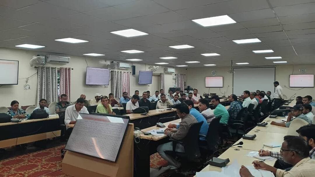 आज दिनांक 26.09.2026 को जिला पदाधिकारी, श्री शैलेन्द्र कुमार की अध्यक्षता में राजस्व संबंधी कार्यों की समीक्षा बैठक समाहरणालय लखीसराय स्थित मंत्रणा कक्ष में आयोजित की गई।
बैठक में जिले के सभी अंचलों में संचालित राजस्व कार्यों की प्रगति की विस्तृत समीक्षा की गई। बैठक के दौरान मुख्य रूप से अंचल अधिकारियों की रैंकिंग, जमाबंदी अद्यतीकरण, दाखिल-खारिज एवं उत्तराधिकार संबंधी मामले, विशेष अभियान, अभियान बसेरा, ऑनलाइन दाखिल-खारिज, म्यूटेशन परिमार्जन प्लस, अतिक्रमण, राजस्व अभियान, लगान वसूली, सरकारी कार्यों के लिए भूमि की उपलब्धता, फार्मर रजिस्ट्री, CWJC/MJC वाद, सहयोग पोर्टल, खासमहल भूमि की जमाबंदी सहित अन्य राजस्व मामलों की समीक्षा की गई।
समीक्षा के क्रम में जिला पदाधिकारी ने सभी अंचल अधिकारियों को लंबित दाखिल-खारिज एवं म्यूटेशन के मामलों का शीघ्र निष्पादन सुनिश्चित करने का निर्देश दिया। उन्होंने सभी सीओ, आरओ एवं संबंधित कर्मचारियों को लंबित मामलों के निष्पादन में तेजी लाने तथा निर्धारित समय-सीमा के भीतर मामलों का निपटारा करने को कहा। सूर्यगढ़ा अंचल में अपेक्षित प्रगति में सुधार लाने हेतु संबंधित अंचलाधिकारी को विशेष निर्देश दिया गया।
जिला पदाधिकारी ने लंबित म्यूटेशन एवं अन्य राजस्व मामलों के निष्पादन की नियमित मॉनिटरिंग करने का निर्देश दिया। साथ ही CWJC/MJC वाद, सहयोग पोर्टल से संबंधित लंबित मामलों का भी शीघ्र निष्पादन करने को कहा गया।
जिला पदाधिकारी महोदय ने बताया कि वर्तमान में राजस्व महाभियान संचालित है। सभी संबंधित कर्मचारी प्रतिदिन अपने दायित्वों का निर्वहन पूरी तत्परता एवं गंभीरता से करें। कार्यों की प्रगति की नियमित समीक्षा एवं मॉनिटरिंग हेतु अपर समाहर्ता महोदय को आईटी मैनेजर के माध्यम से मॉनिटरिंग करने का निर्देश दिया गया।
जिला पदाधिकारी ने स्पष्ट किया कि अपेक्षित प्रगति नहीं होने की स्थिति में संबंधित अंचलाधिकारी, राजस्व पदाधिकारी एवं कर्मचारियों से कारण पूछा जाएगा। लंबित मामलों के निष्पादन की पुनः समीक्षा आगामी 28 सितंबर एवं 30 सितंबर को की जाएगी।
इस अवसर पर अपर समाहर्ता श्री नीरज कुमार, भूमि सुधार उपसमाहर्ता श्री राहुल कुमार, जिला जनसंपर्क पदाधिकारी श्री रवि कुमार, नजारत उपसमाहर्ता सुश्री प्राची कुमारी सहित अन्य संबंधित पदाधिकारी एवं कर्मी उपस्थित रहे।