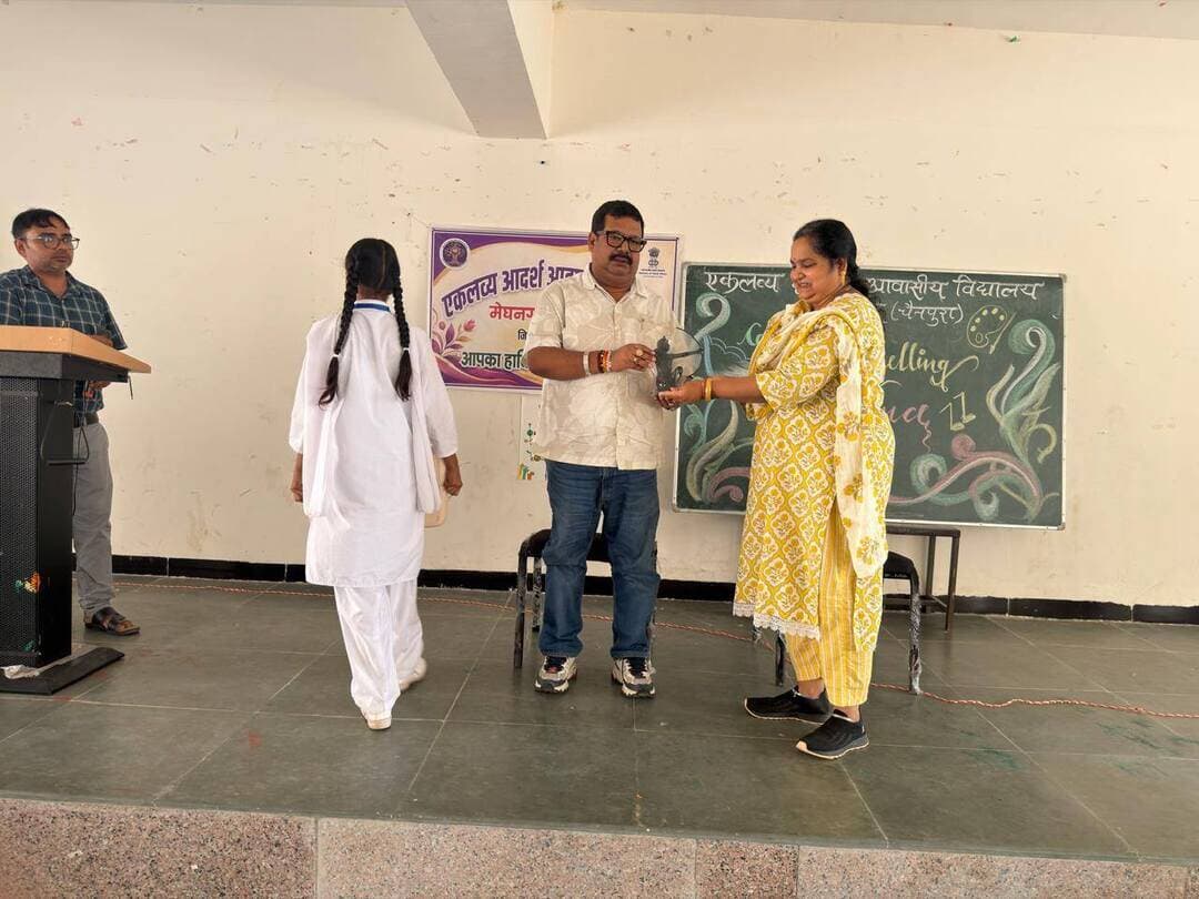 #सेवा_संकल्प_अभियान
सपनों को लक्ष्य बनाएं, सही योजना और निरंतर प्रयास से उन्हें साकार करें!
“मेरे सपनों का भारत” अभियान के अंतर्गत एकलव्य आदर्श आवासीय विद्यालय (EMRS), मेघनगर में कक्षा 10वीं, 11वीं एवं 12वीं के विद्यार्थियों के लिए करियर परामर्श कार्यक्रम आयोजित किया गया।
कार्यक्रम में 204 विद्यार्थियों ने सहभागिता की। SDM थांदला श्री भास्कर गाचले ने विद्यार्थियों से उनके जीवन के लक्ष्य, रुचि एवं भविष्य की आकांक्षाओं को लेकर संवाद किया तथा स्पष्ट लक्ष्य निर्धारित कर उचित रणनीति, अनुशासन, आत्मविश्वास और निरंतर प्रयास के साथ आगे बढ़ने के लिए प्रेरित किया।
प्राचार्य डॉ. अर्चला श्रीवास्तव ने विद्यार्थियों के शैक्षणिक एवं संचार कौशल के विकास पर जोर देते हुए पठन एवं लेखन क्षमता को मजबूत करने के लिए मार्गदर्शन दिया।
Jansampark Madhya Pradesh CM Madhya Pradesh Indore Commissioner General Administration Department, MP #Jhabua #JansamparkMP #SevaSankalpAbhiyan #AshirwadKaDiya