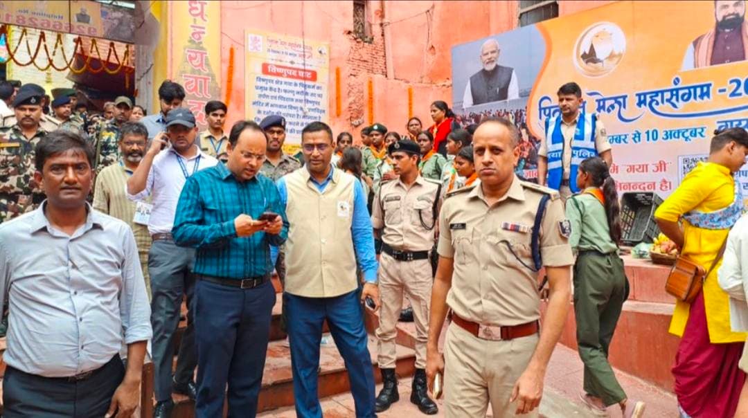विष्णुपद जाने वाले मार्गों पर वाहनों की एंट्री बंद, ई-रिक्शा की होगी व्यवस्था पितृपक्ष मेले के पहले दिन हुई समीक्षा बैठक ।
गयाजी में पितृपक्ष मेला के पहले दिन जिलाधिकारी शशांक शुभंकर और वरीय पुलिस अधीक्षक सुशील कुमार ने समीक्षा बैठक की ।बैठक संवास सदन समिति के सभागार में हुई जिसमें सभी पिंड बेदी स्थलों पर तैनात अधिकारी शामिल हुए ।
#Gaya #vishnupad #pitrapaksh_Mela_vishnupad